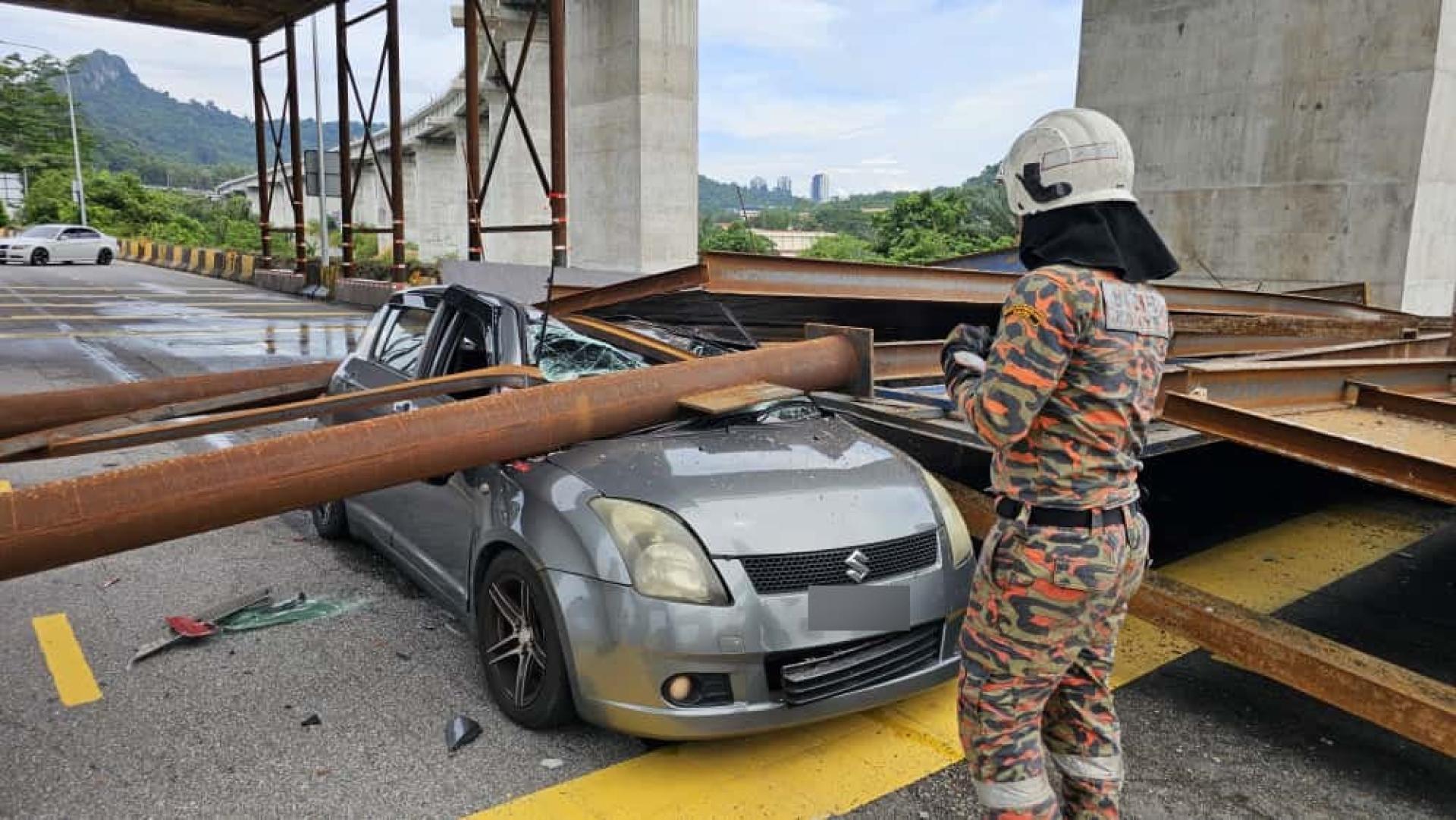 东海岸铁路（ECRL）工程建筑物发生建筑材料坍塌事故，把一辆路过的轿车砸个正着