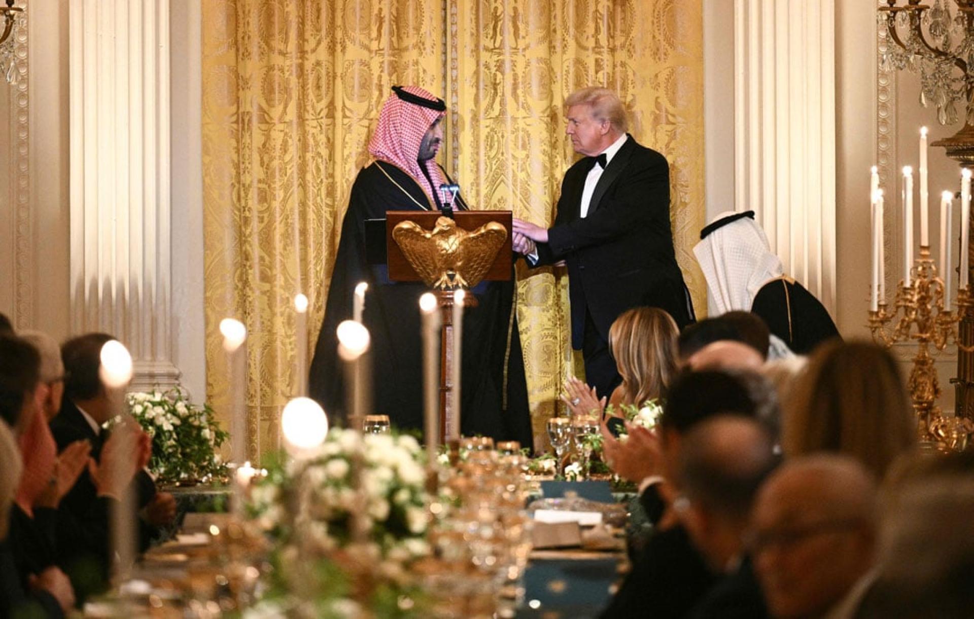 美国总统特朗普（右）18日为沙地王储兼首相穆罕默德（左）设宴，并宣布正式将沙地指定为美国“主要的非北约盟友”。