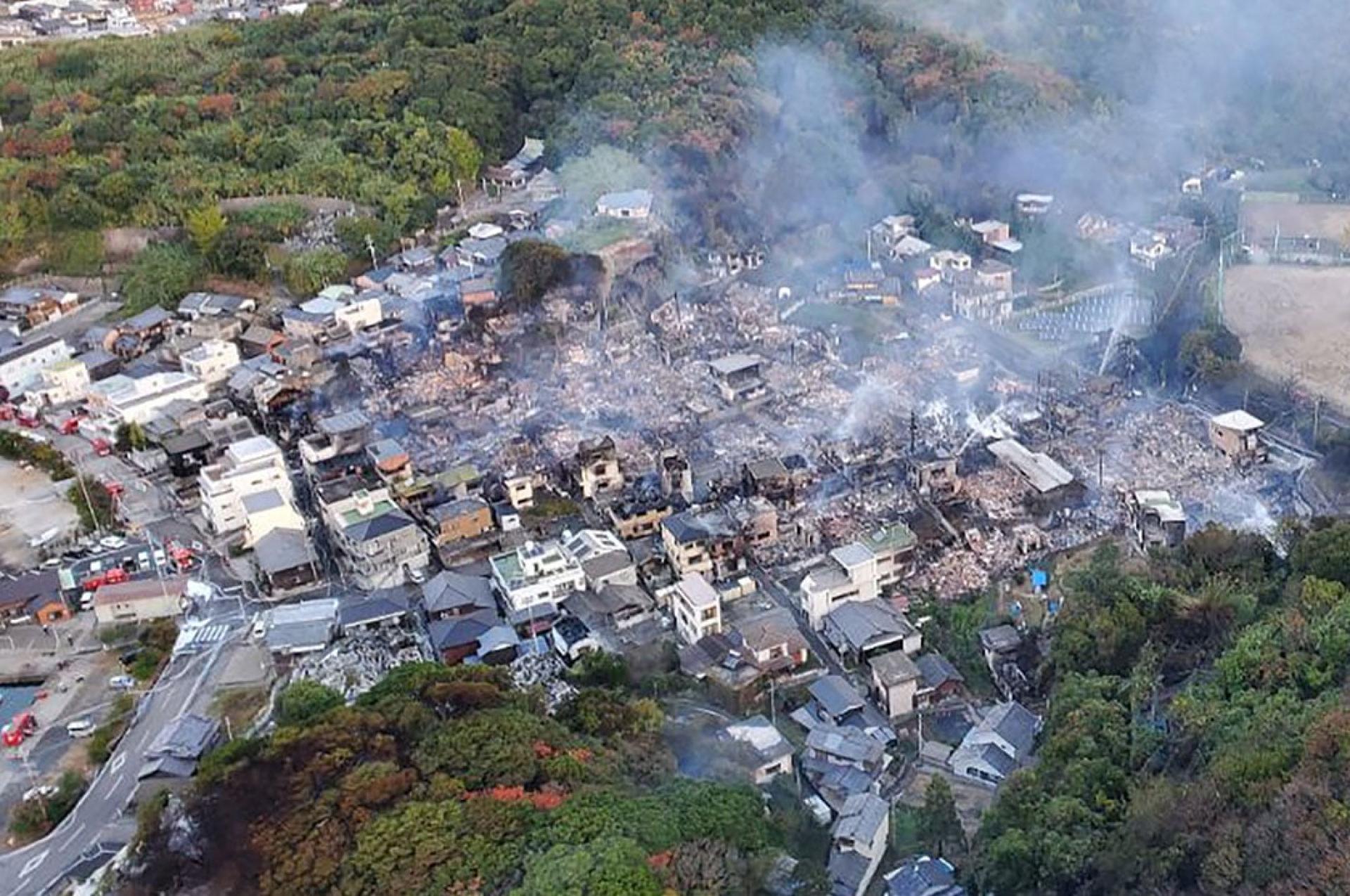 经过逾16小时灌救，日本九州大分市佐贺关火灾现场仍有白烟冒出。