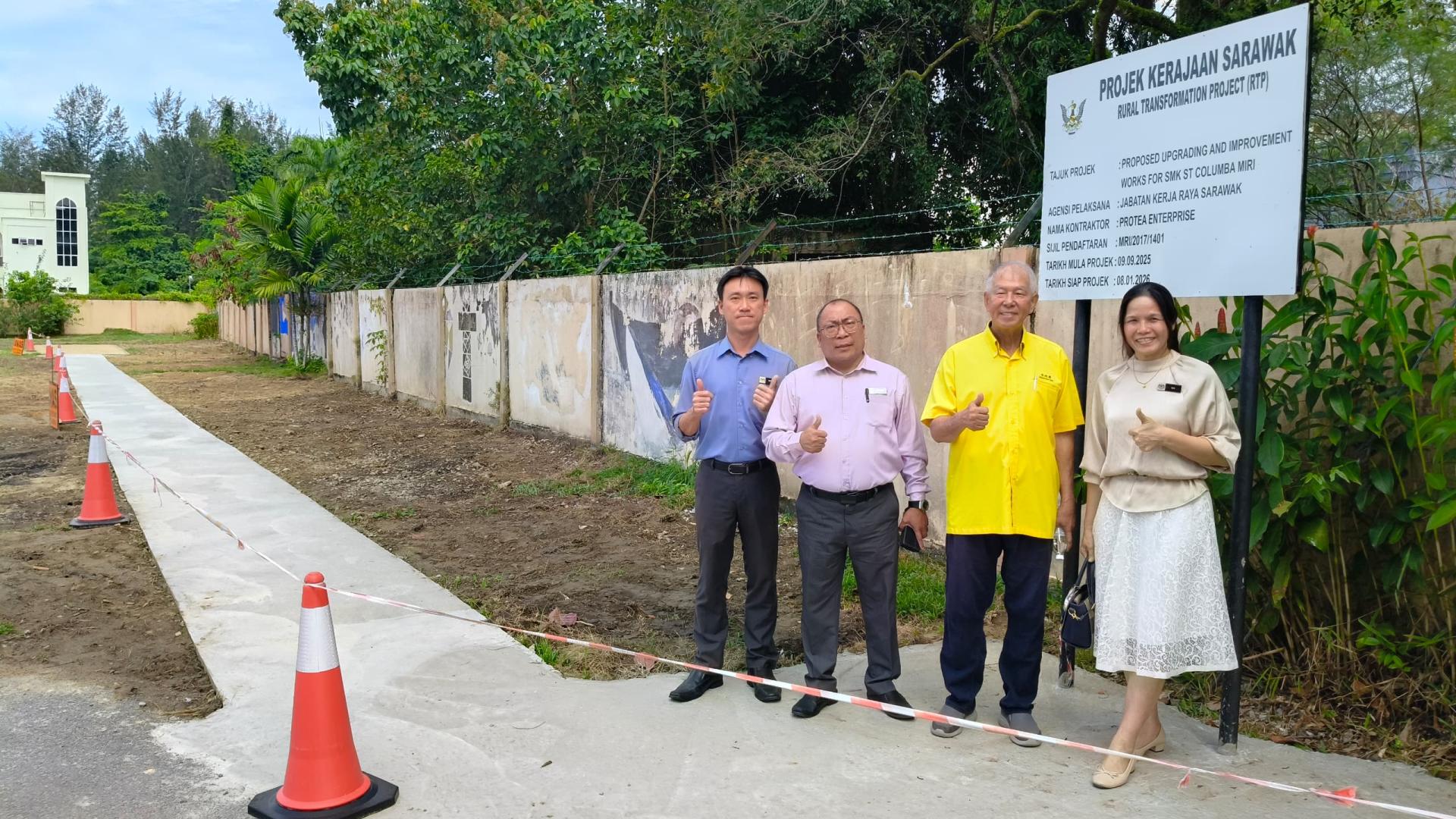 砂旅游部副部长拿督陈超耀（右2）巡视跳远场地。左起为美里圣哥伦巴国中副校长（课外活动主任）黄孝铭及校长京本；右为副校长（行政主任）夏碧燕。
