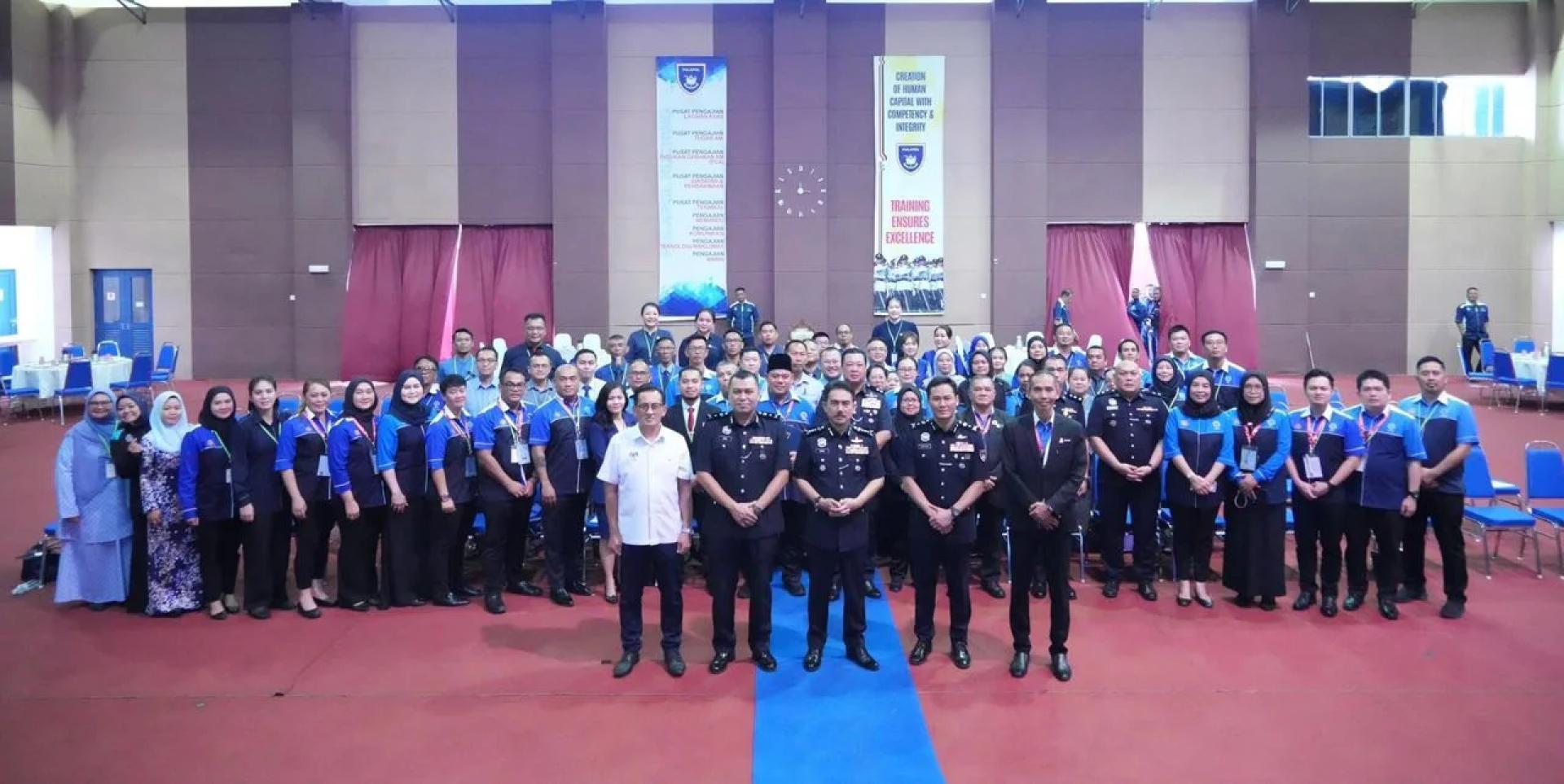KURSUS… Sekitar penutupan Kursus Kepimpinan dan Pengukuhan Organisasi Pegawai Awam Kontinjen Sarawak Siri 1/2025 semalam.