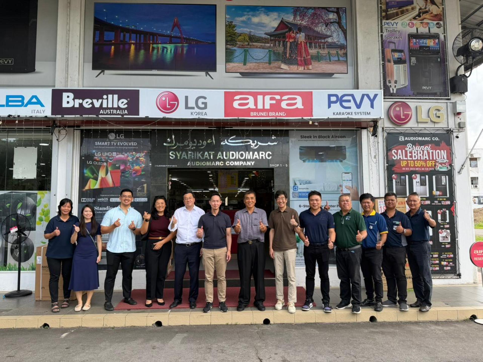 新加坡LG考察团队实地走访了当地的家电卖场和销售门店，亲自观察LG产品的陈列展示。一行人在加东Audiomarc 合影。
