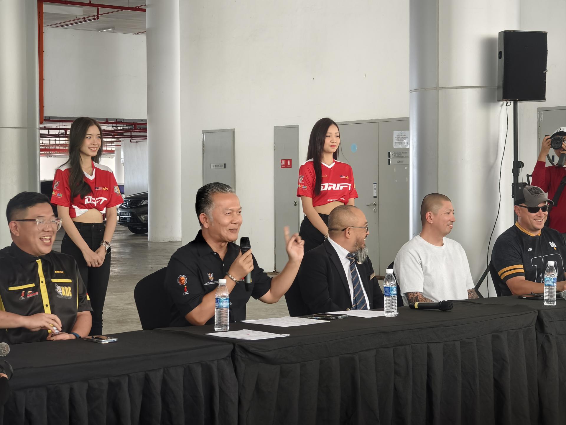 砂拉越赛车运动协会（SMA）主席兼上议员拿督阿末依布拉欣在《2025婆罗洲之星漂移赛》第三回合暨总决赛发布会上致开幕词。