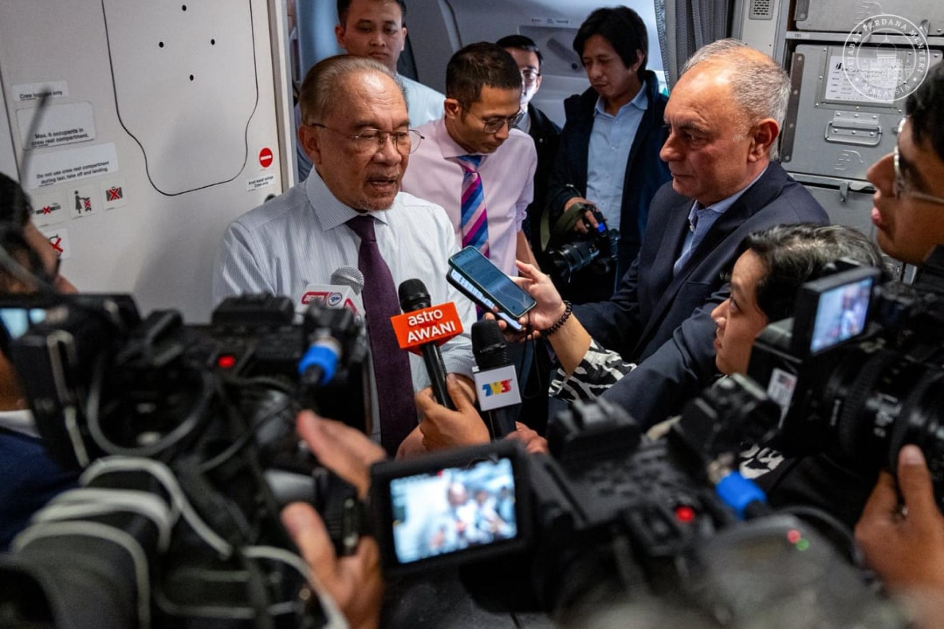 首相拿督斯里安华在非洲3国的行程相当紧凑，随行采访的媒体则罕有地在高空机舱中，迎来一场别开生面的记者会。（图取自首相脸书）