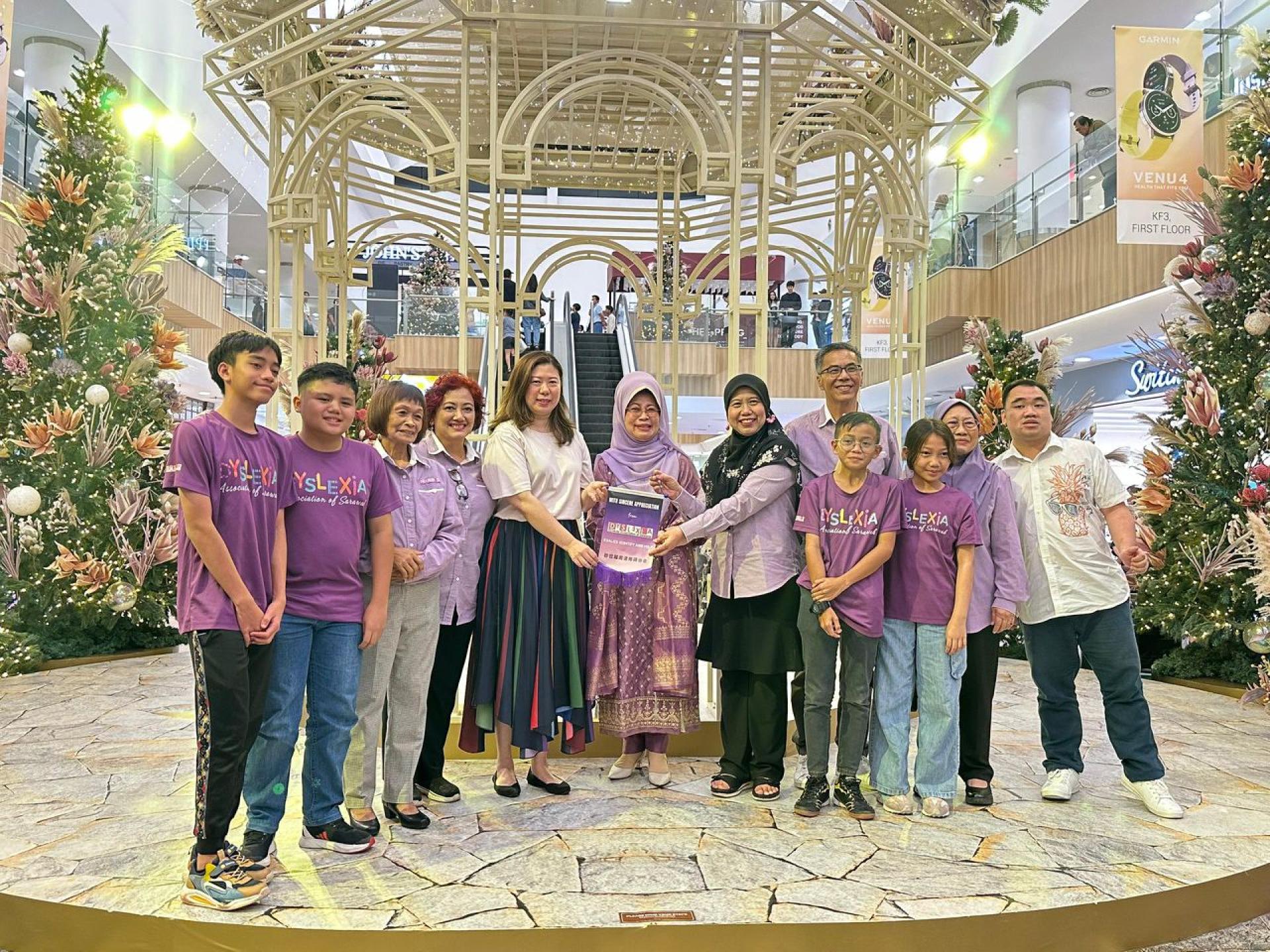 Rakam kenangan…Datuk Seri Fatimah merakam kenangan bersama-sama ahli Persatuan Disleksia Sarawak