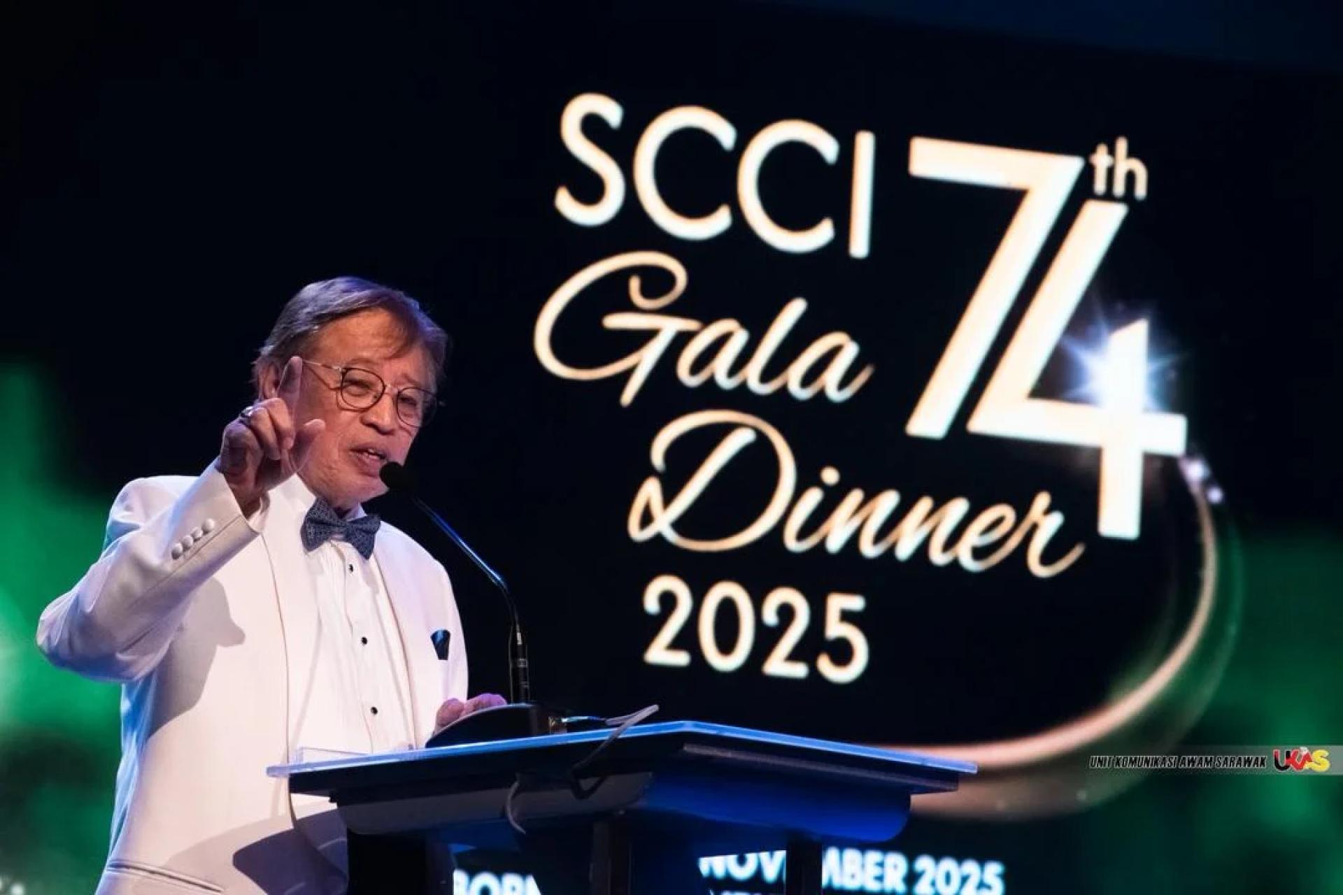 Abang Johari ketika menyampaikan ucapan pada Malam Gala SCCI ke-74. (UKAS)