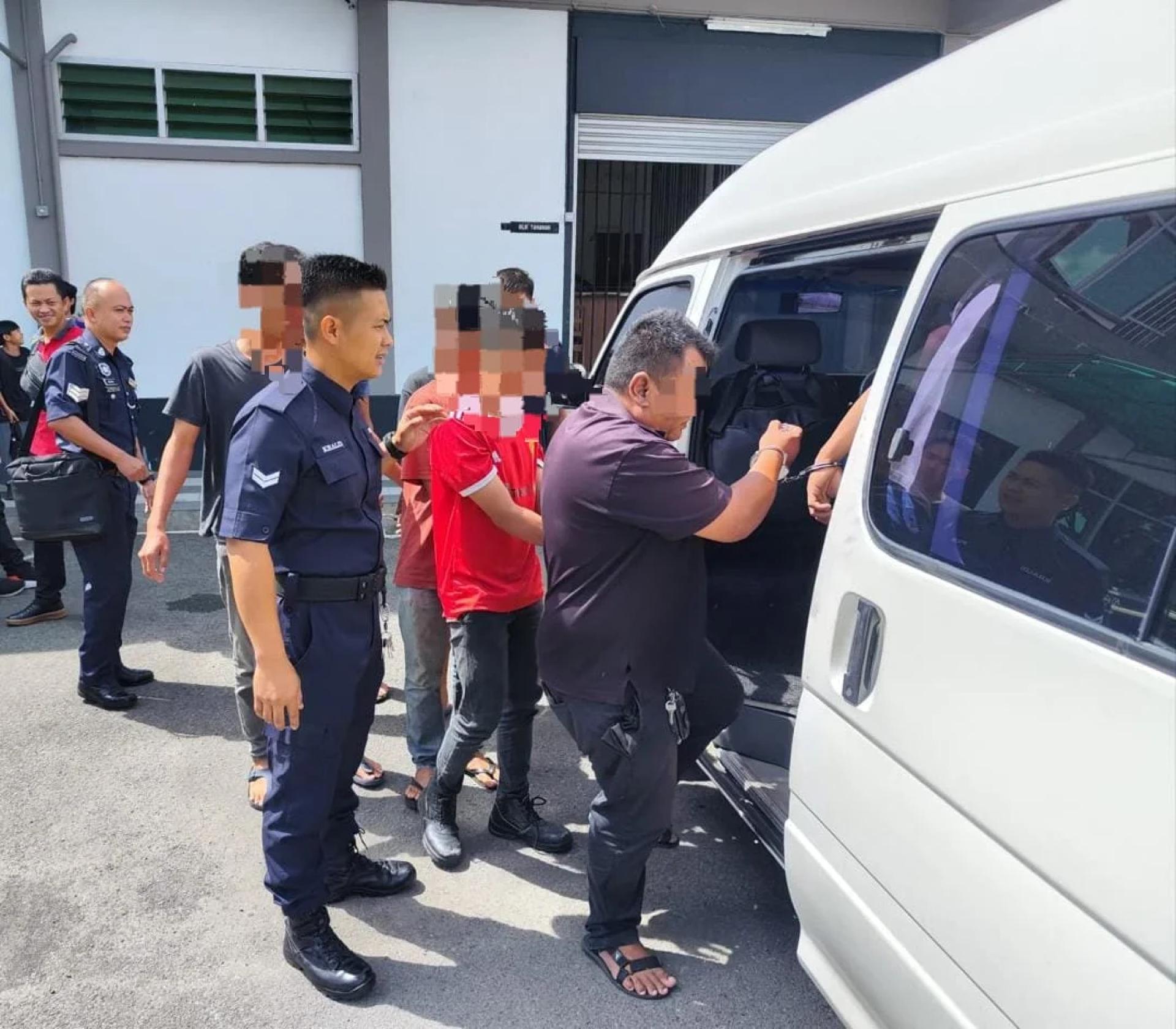 TAHAN…Antara individu yang ditahan susulan kejayaan Operasi Tapis Narkotik yang dijalankan IPD Sibu dari 17 hingga 19 November lalu.
