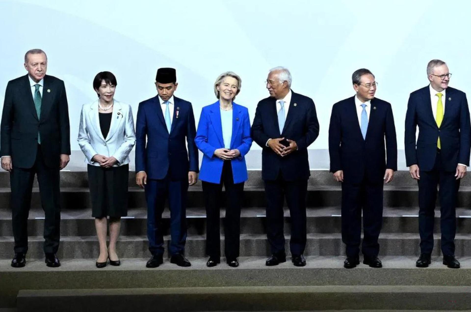 二十国集团（G20）峰会星期六（11月22日）在南非约翰内斯堡开幕，中国国务院总理李强（右2）和日本首相高市早苗（左2）都出席会议，但并无会晤安排；两人在领导人合照时，中间隔了三人。