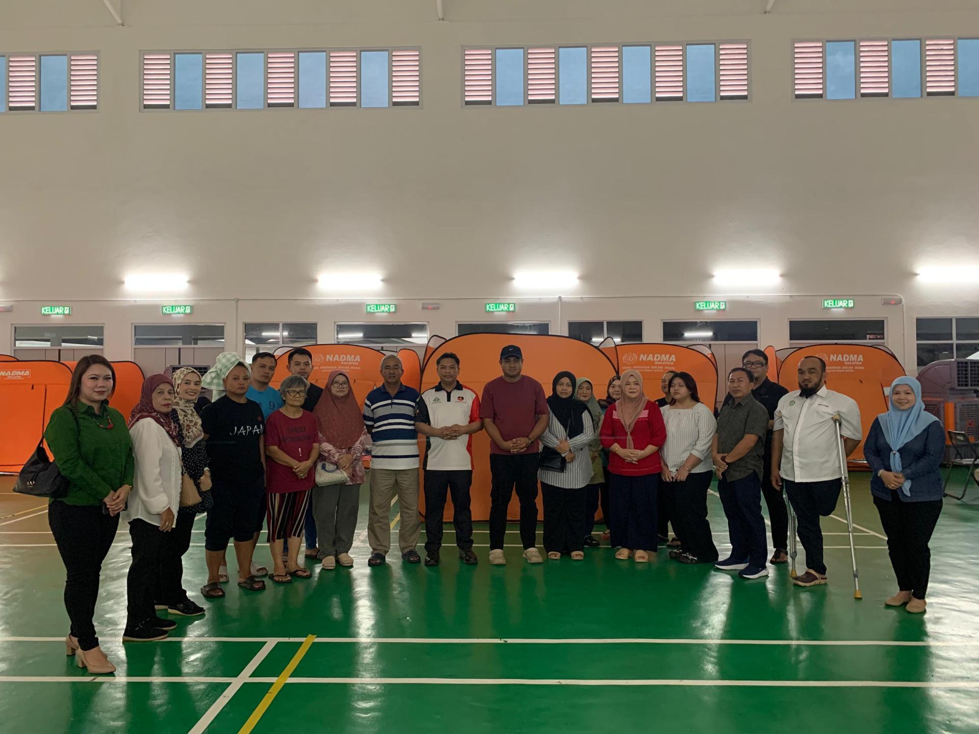 砂拉越土著企业家商会（DUBS）美里分会为甘榜威尔乐大火灾民提供紧急支援。左8为主席莫哈末哈菲兹罗哈尼。
