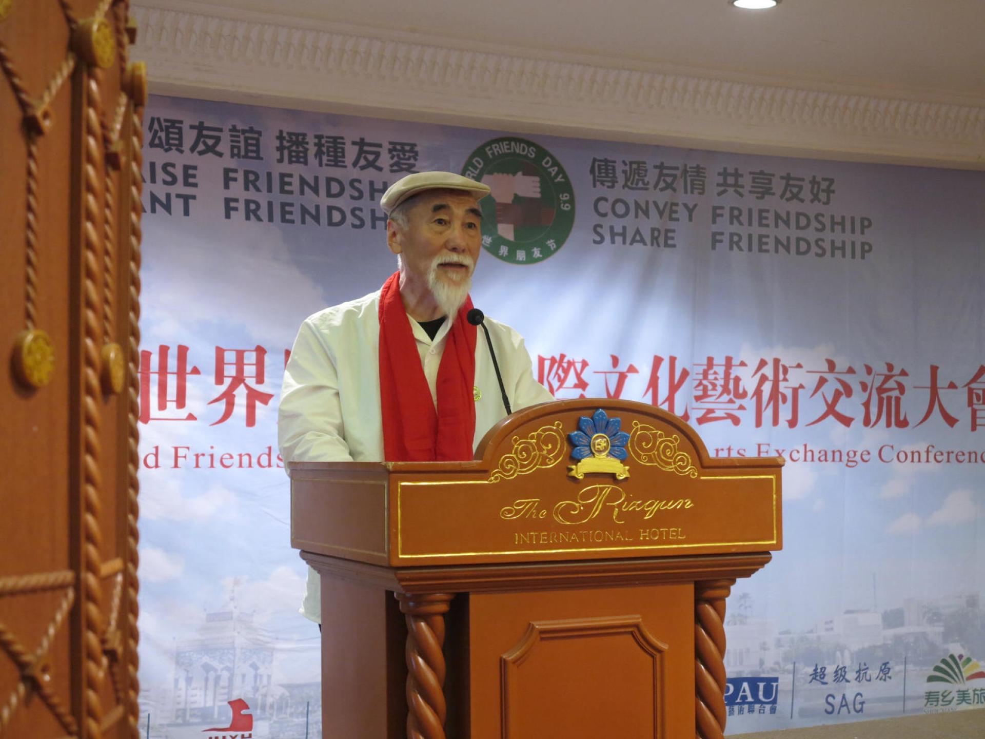 世界朋友节组委会主席张井涛在晚宴会上致词