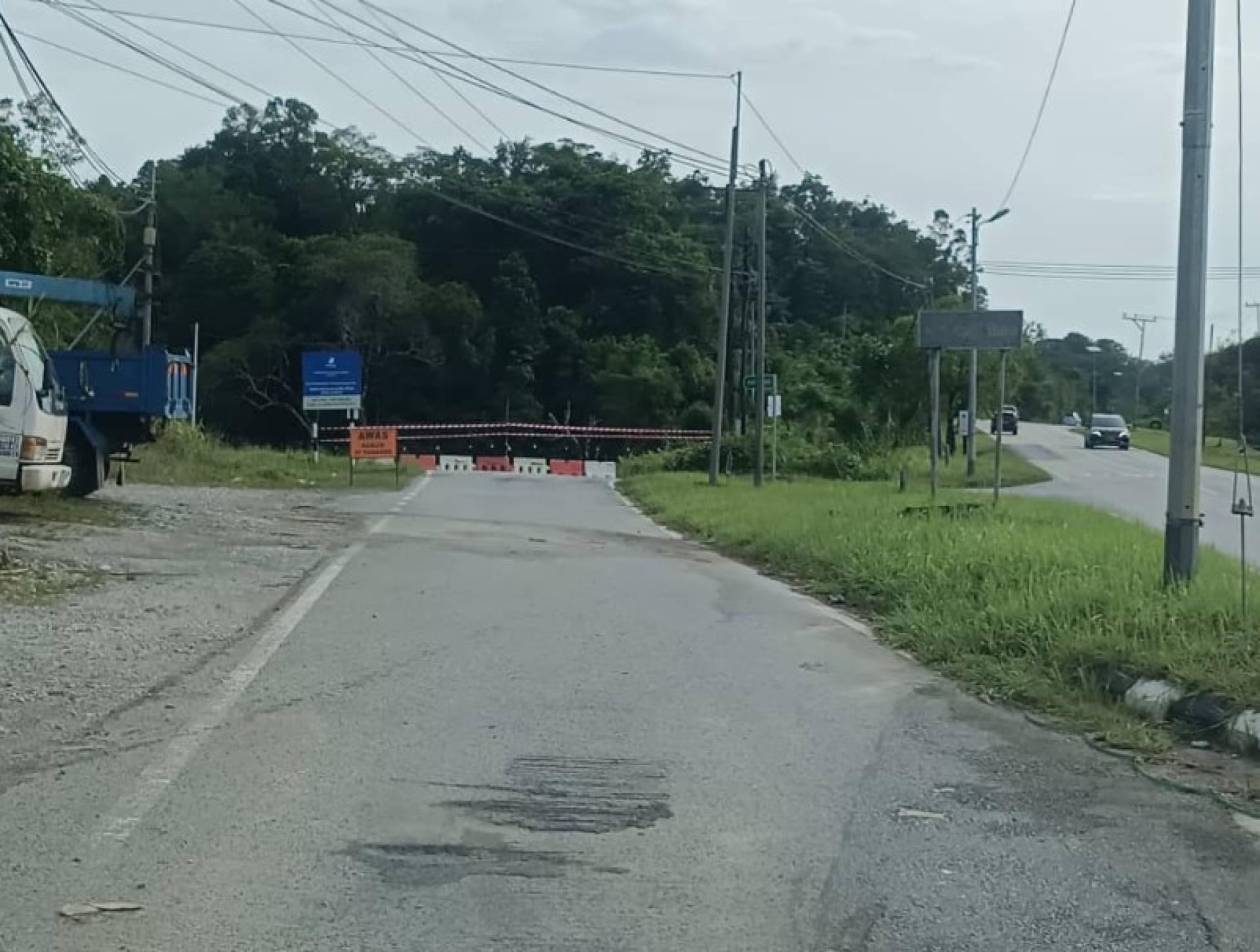 布索路口（Jalan Buso junction）连接古晋-石隆门路。