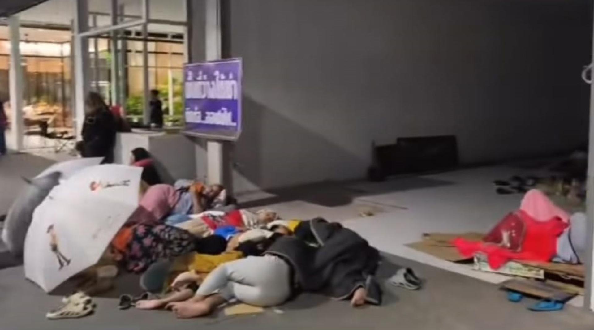 就算地板寒冷，在别无选择下他们被逼就地而睡。