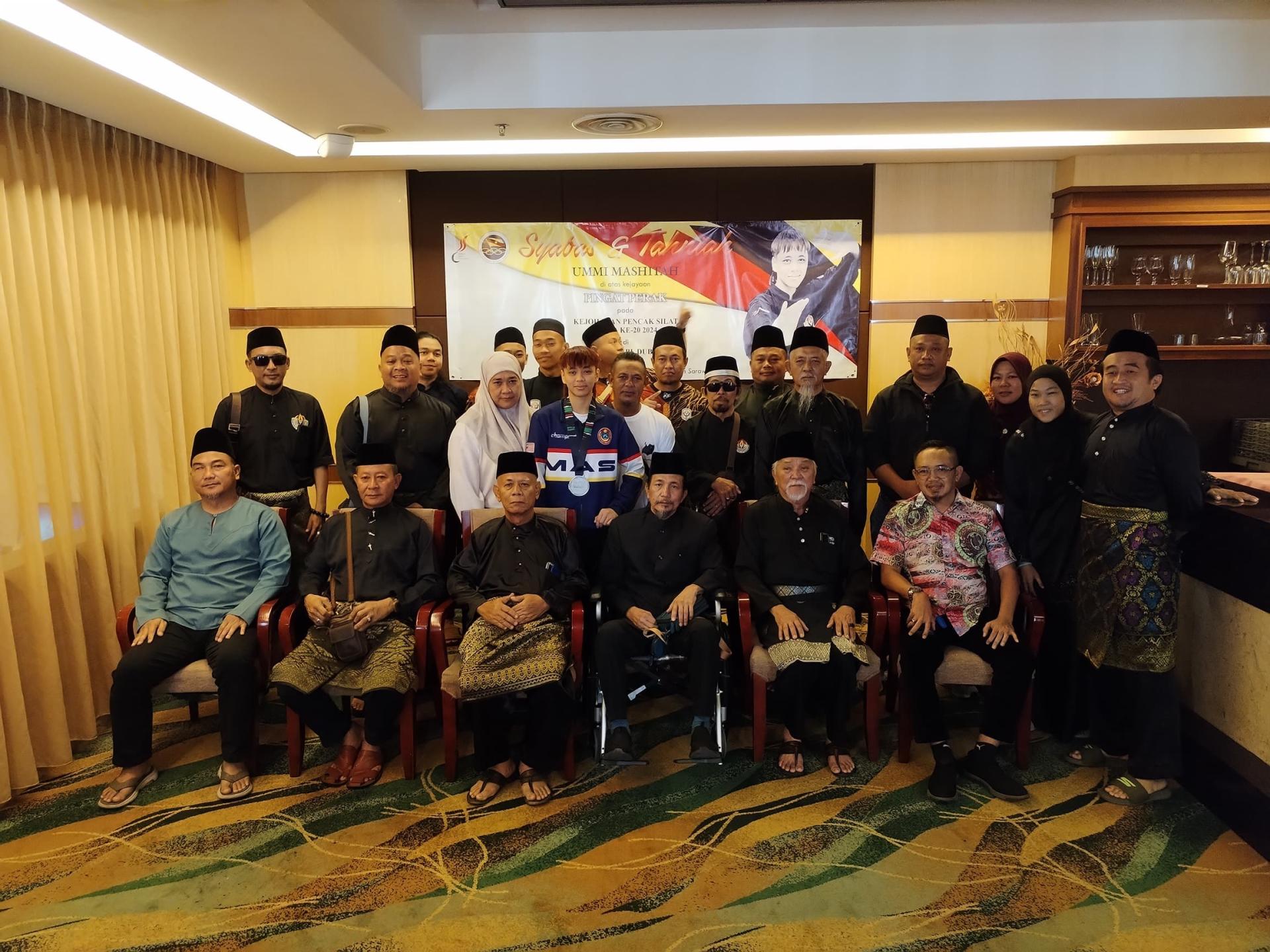 砂拉越体育理事会举行的乌米玛希塔表扬新闻发布会出席者合影。