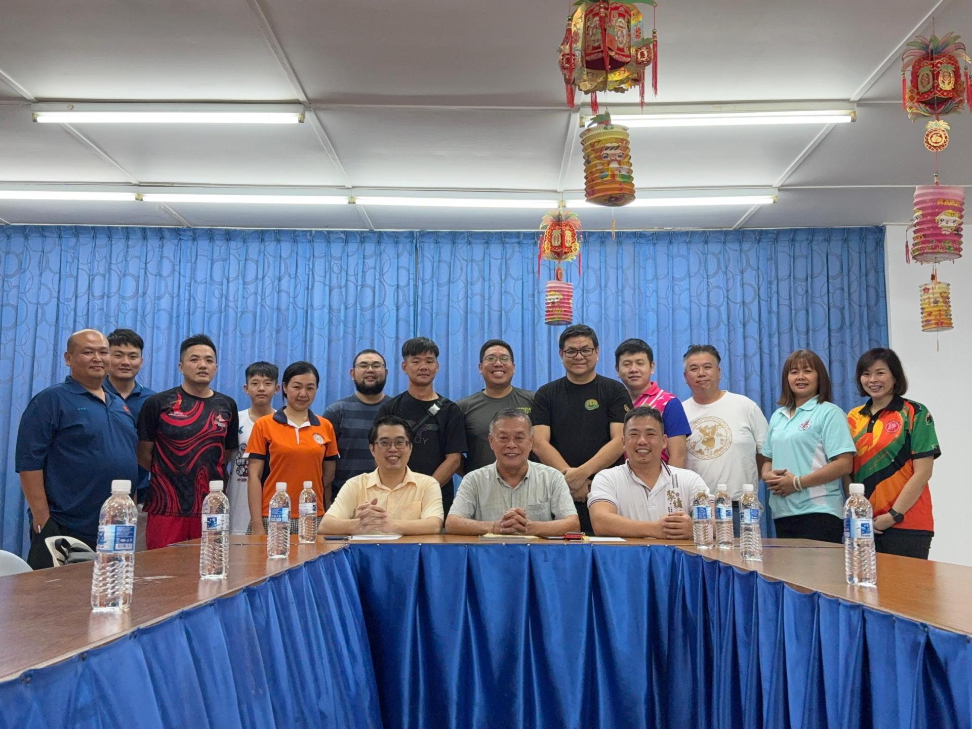 出席抽签仪式的各公会代表合影。