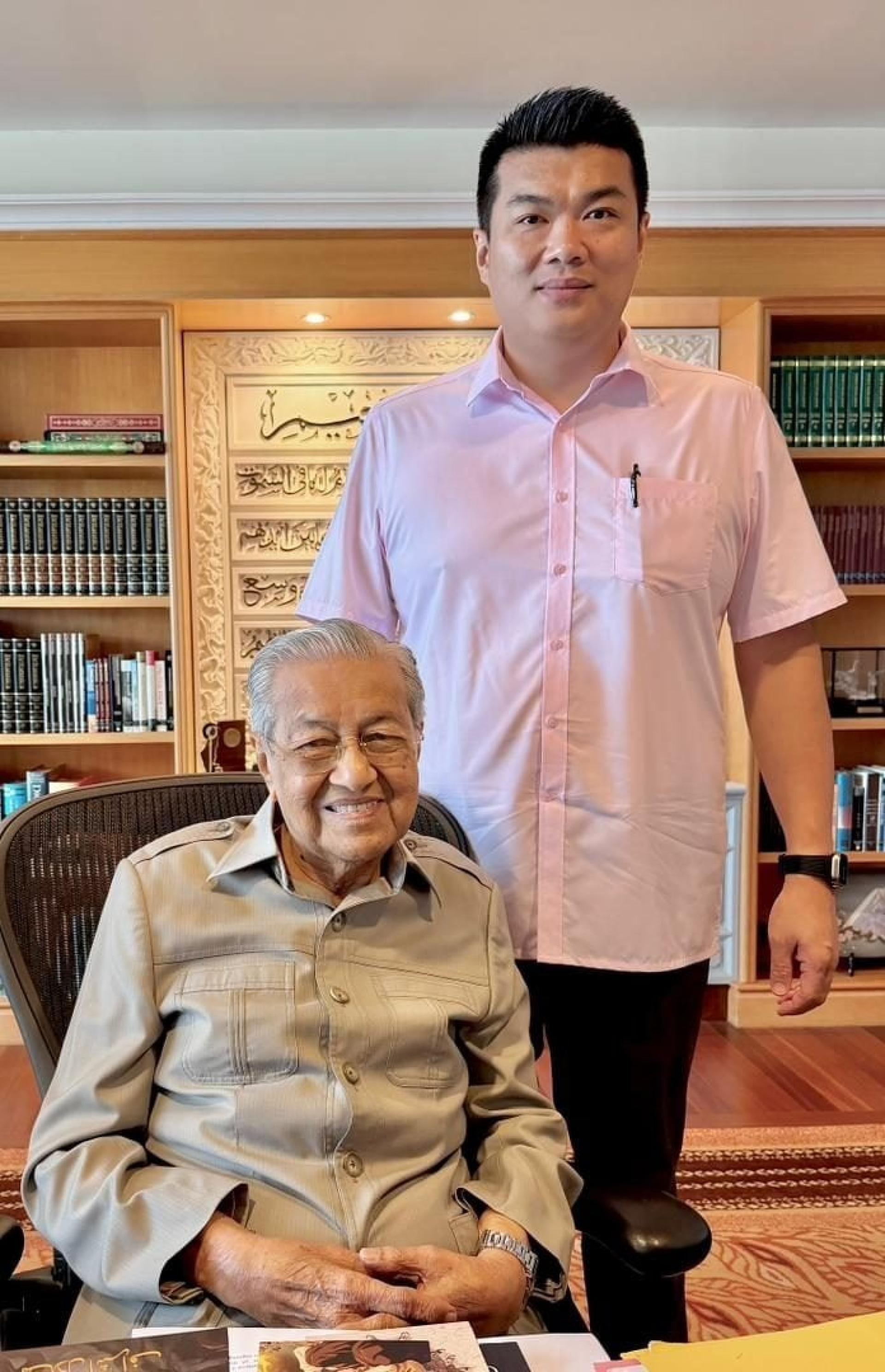 艾伯特（右）已向马哈迪揭密，指使他录制视频“幕后主导者”的身份。