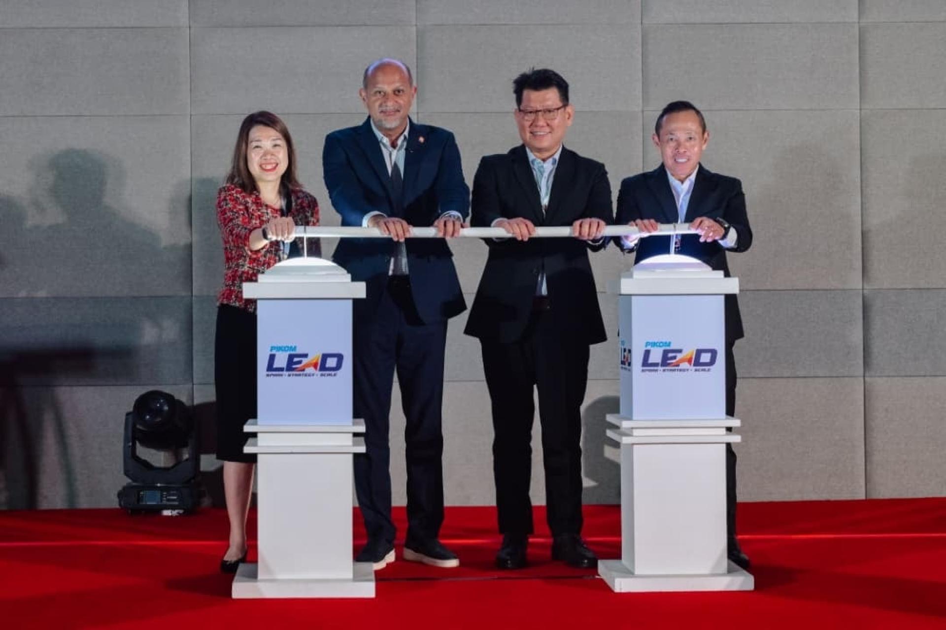 哥宾星（左2）与PIKOM 主席刘润杰（右2）、PIKOM LEAD 2025筹委会主席杨文慧及协会前主席王振雄（右1）一同为本年度峰会拉开序幕。（部长办公室提供）