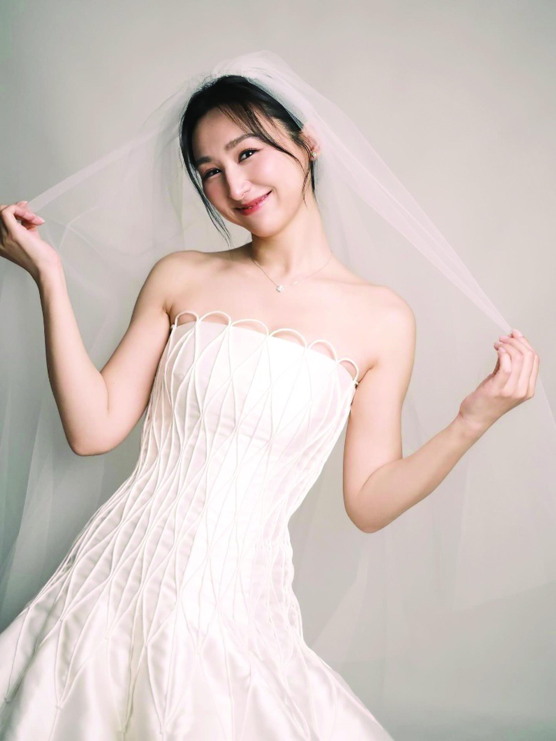 高海宁突晒婚纱照。