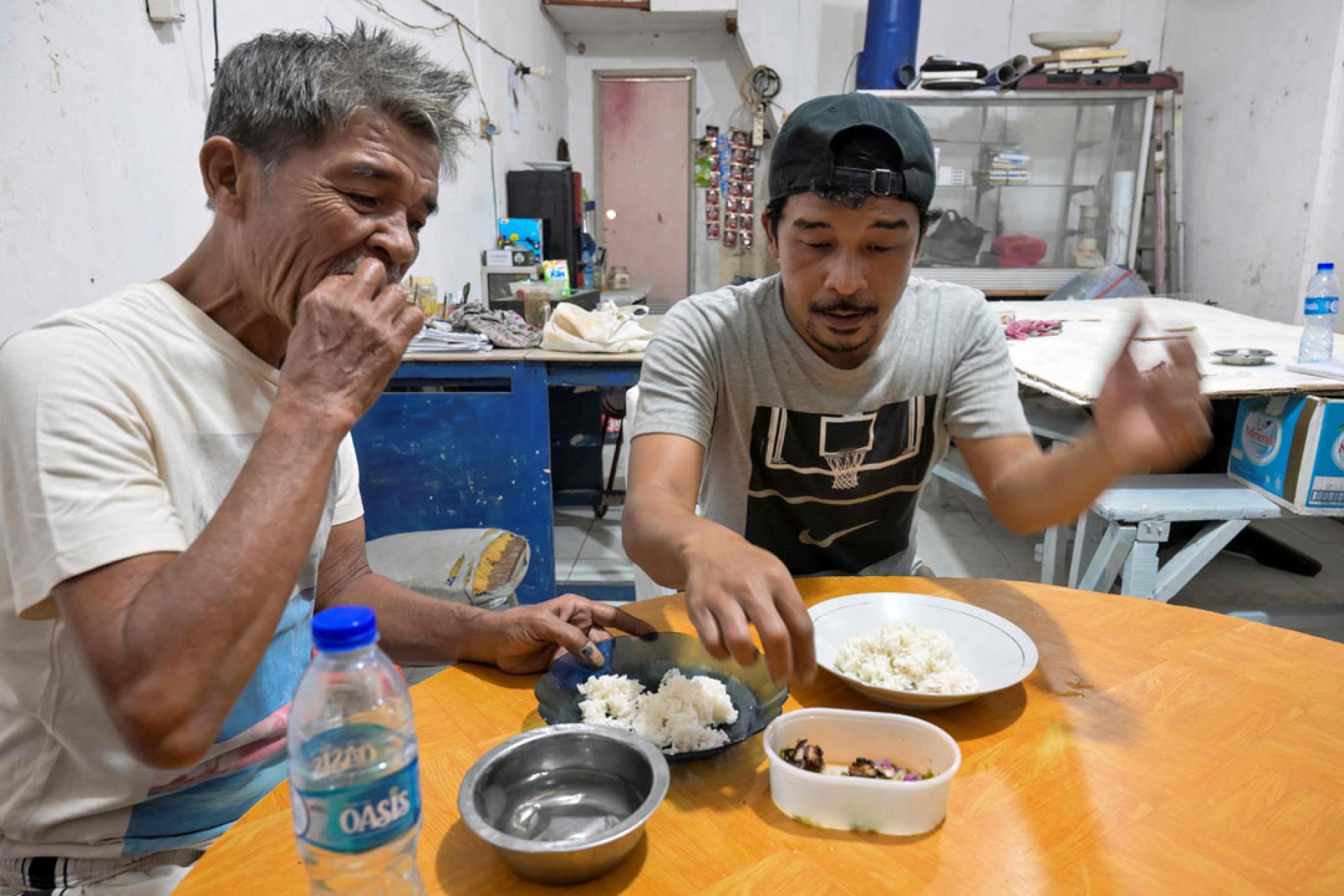 11月12日，狗肉爱好者在雅加达的一个食品摊位上享用一道用狗肉制成的菜肴。