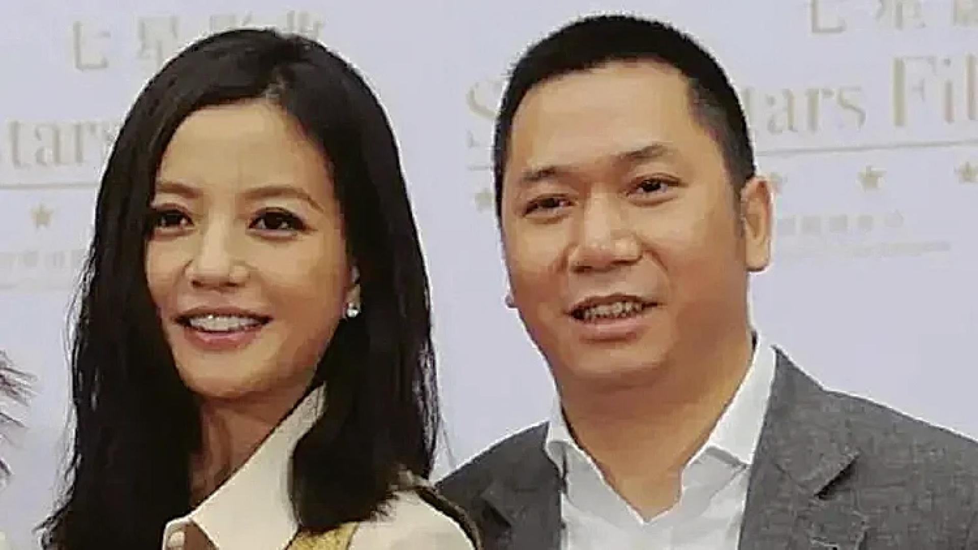 赵薇（左）和老公黄有龙从风光转为低调。