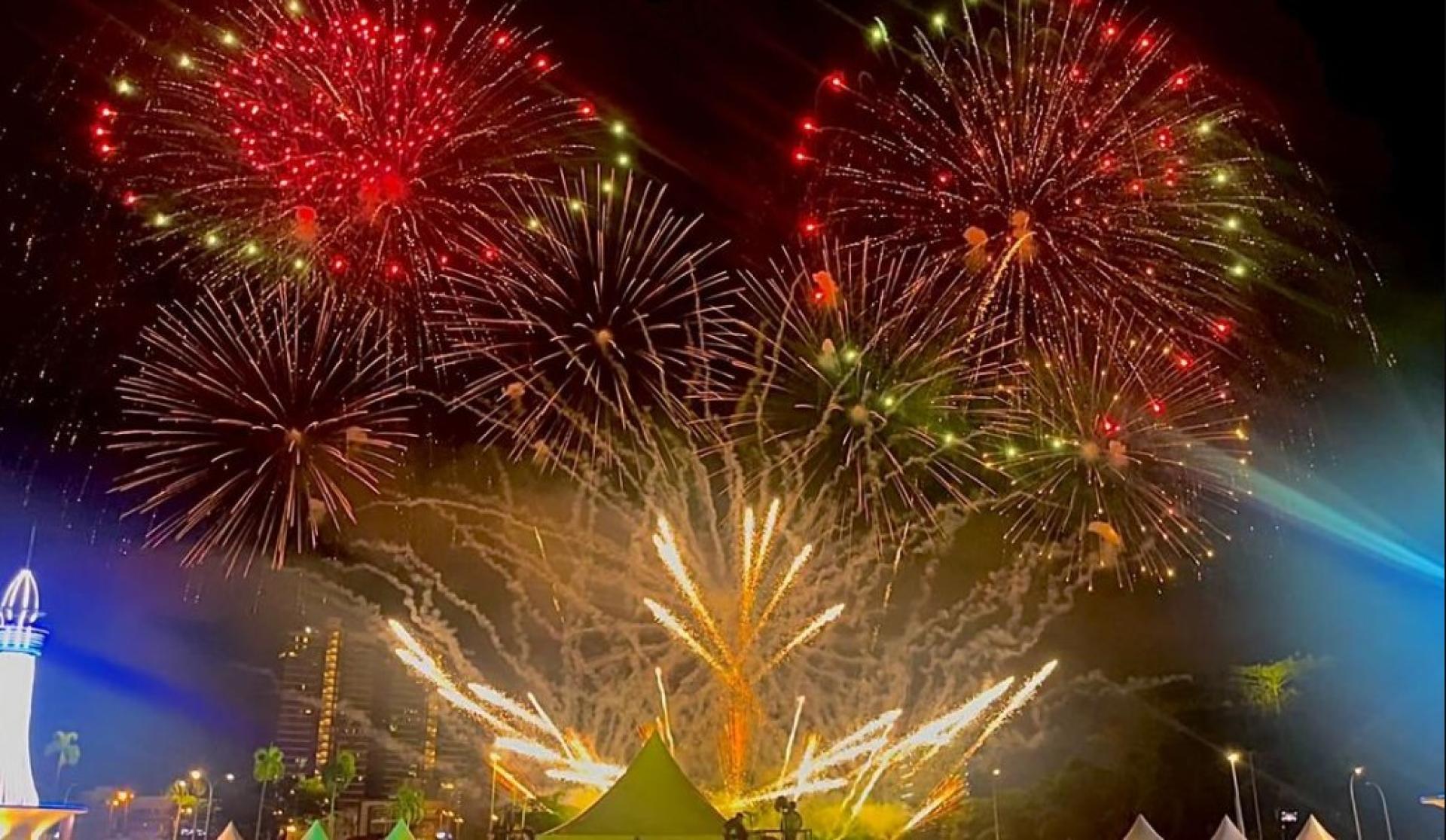 绚丽的烟花点亮夜空。