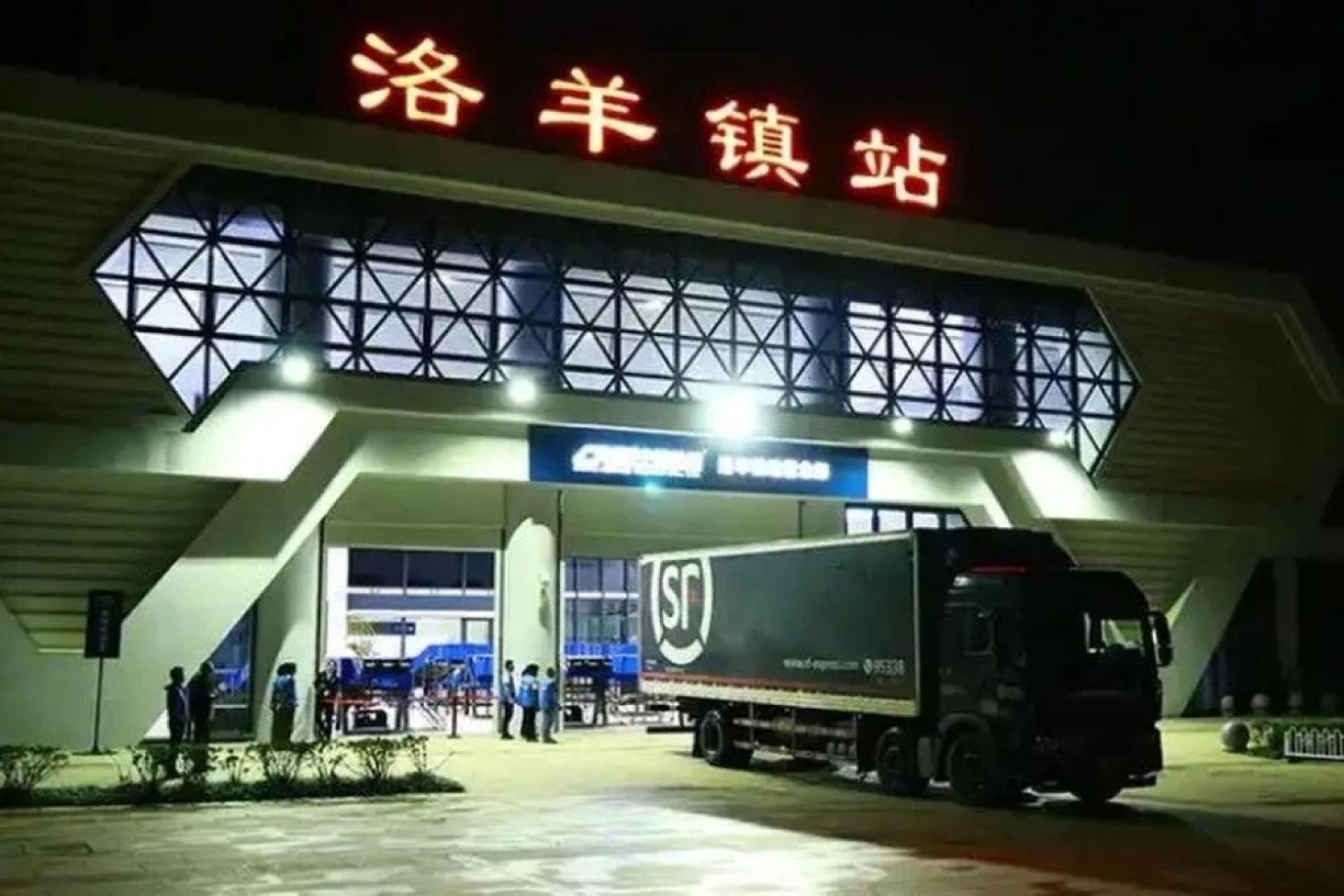 试验列车在通过昆明洛羊镇站内曲线处时撞上施工作业人员。