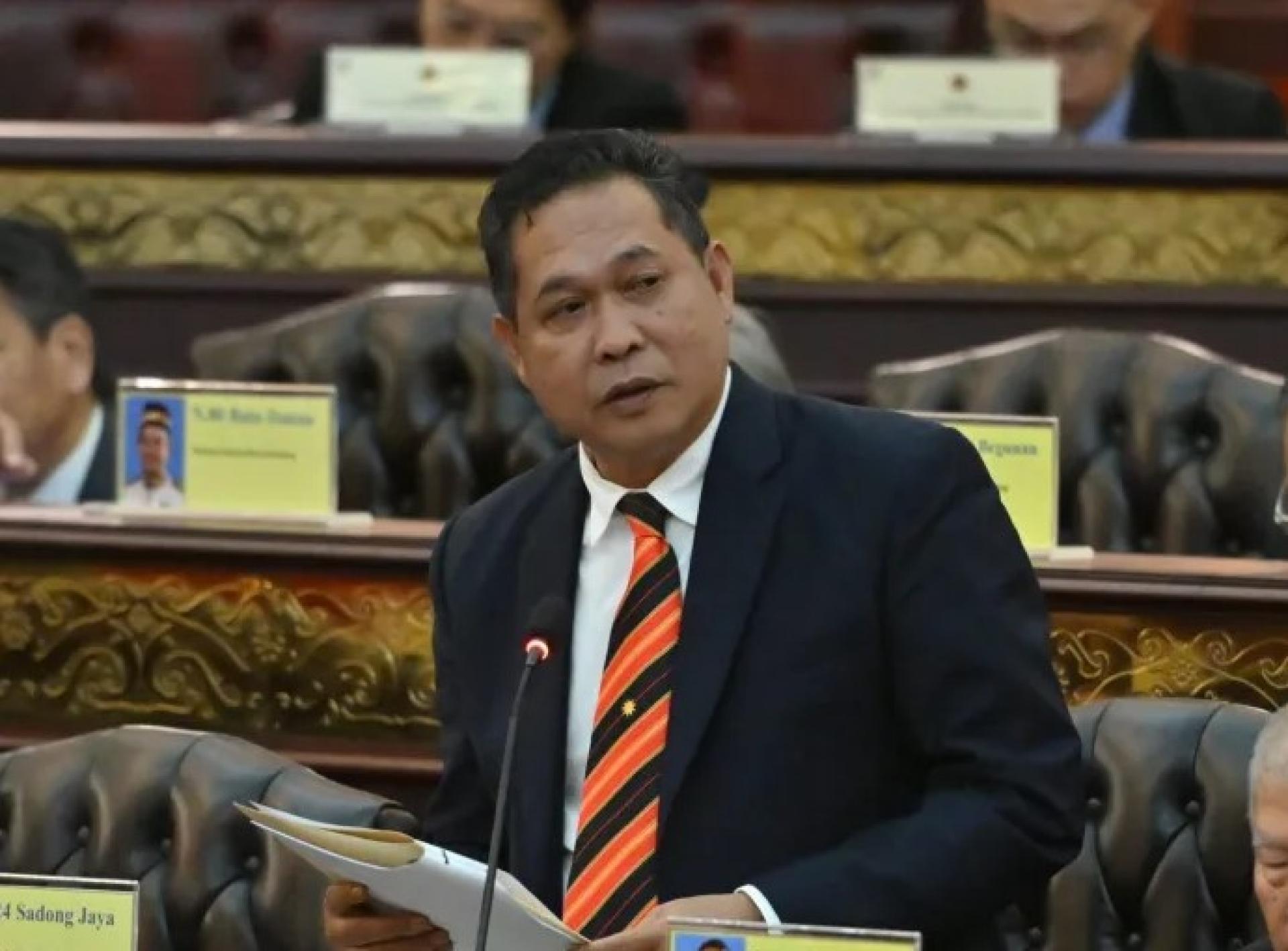 拿督艾德尔拉里伍于2025年11月28日出席砂拉越立法议会会议时摄。