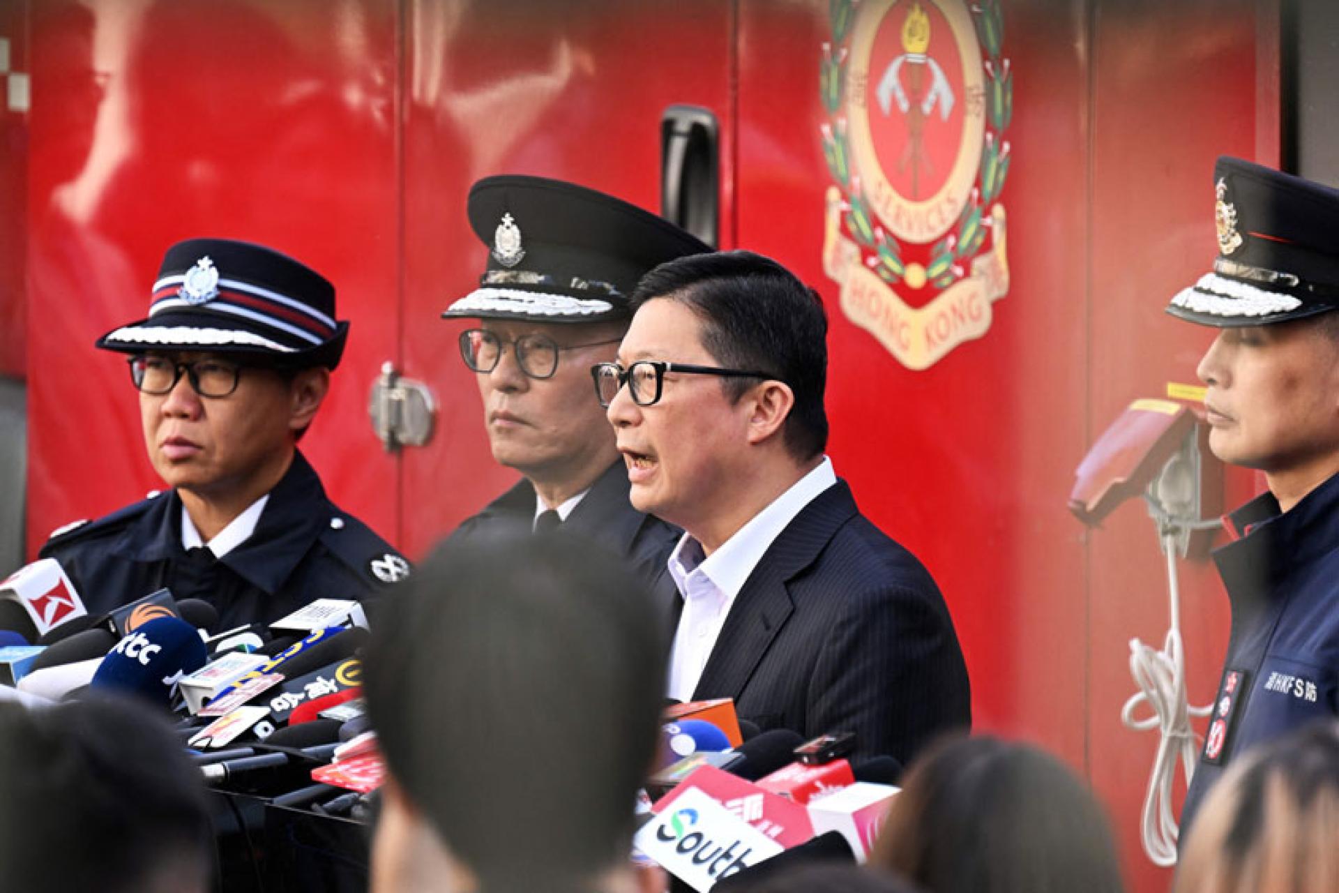 香港保安局局长邓炳强28日下午向媒体发言。