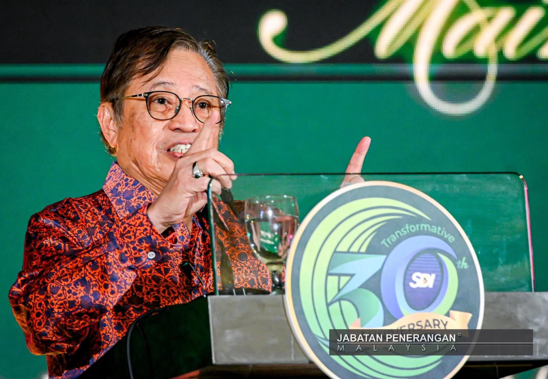 Abang Johari berucap pada Majlis Makan Malam Ulang Tahun Ke-30 SDI, di Kuching, malam tadi. foto: JAPEN