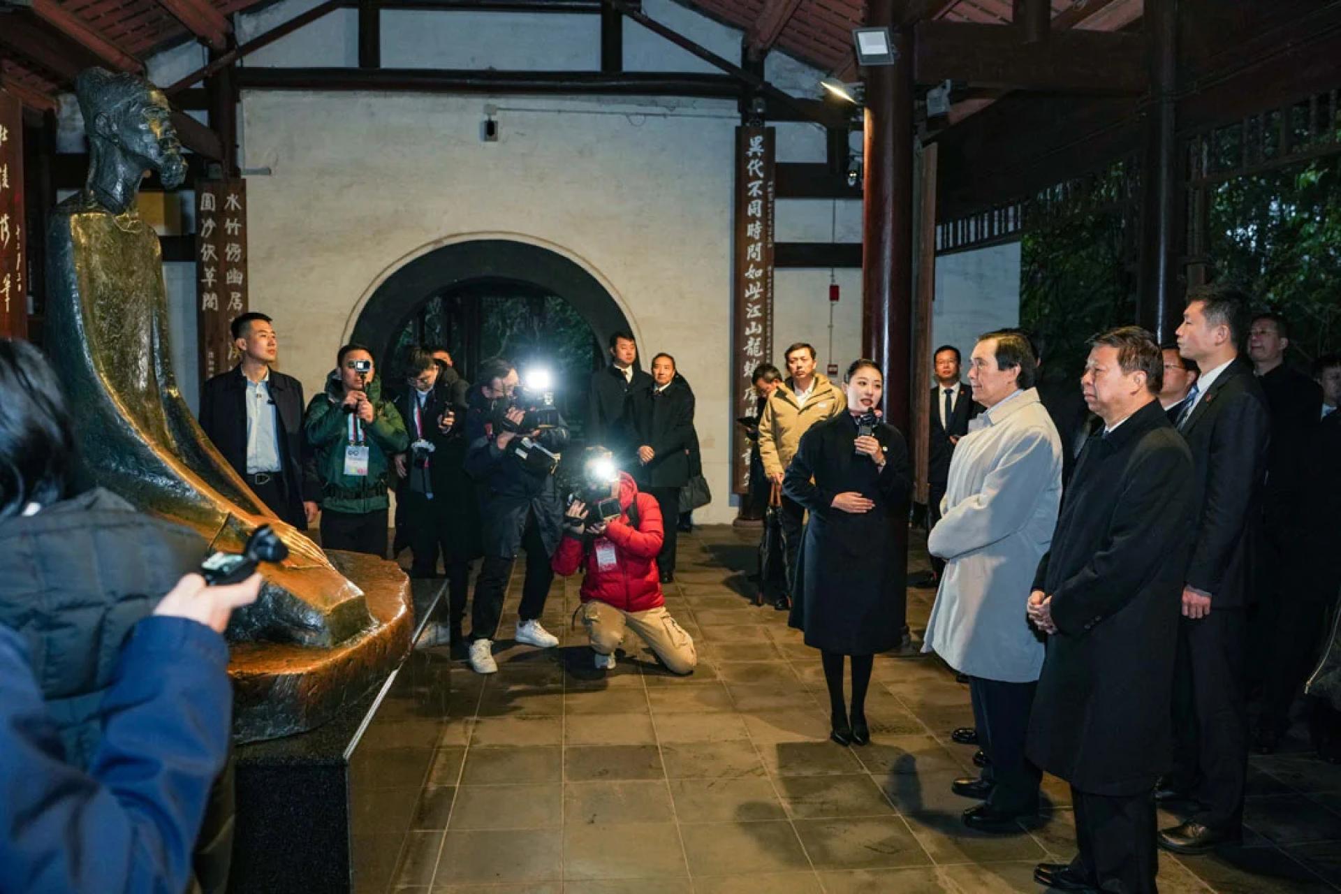 马英九希望透过推动两岸青年交流，让两岸民间累积善意，远离战争。图为马英九23日访杜甫草堂博物馆。