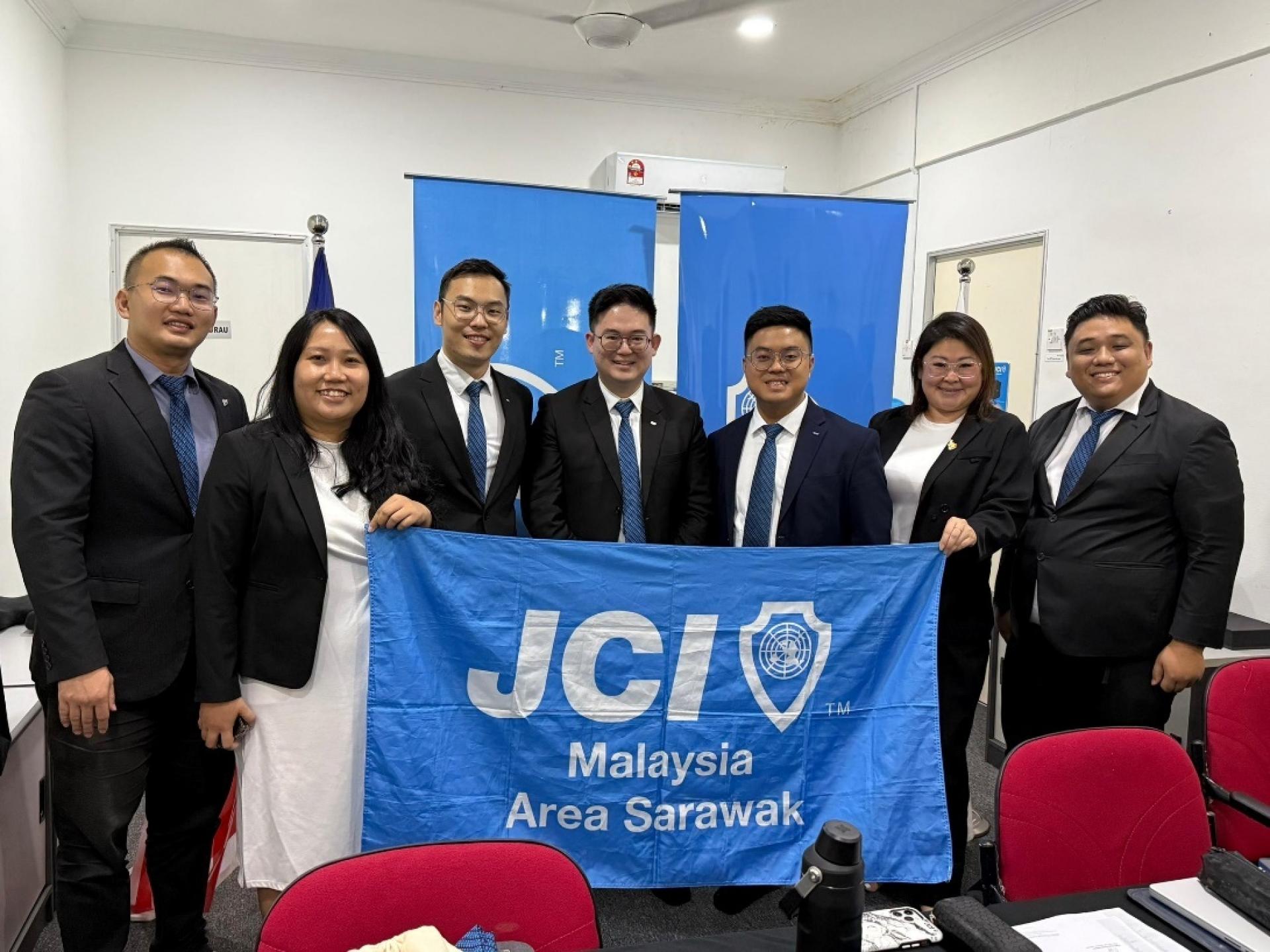 马来西亚国际青年商会砂区的领袖代表團成員与总会长陈炜坚（中）合影。