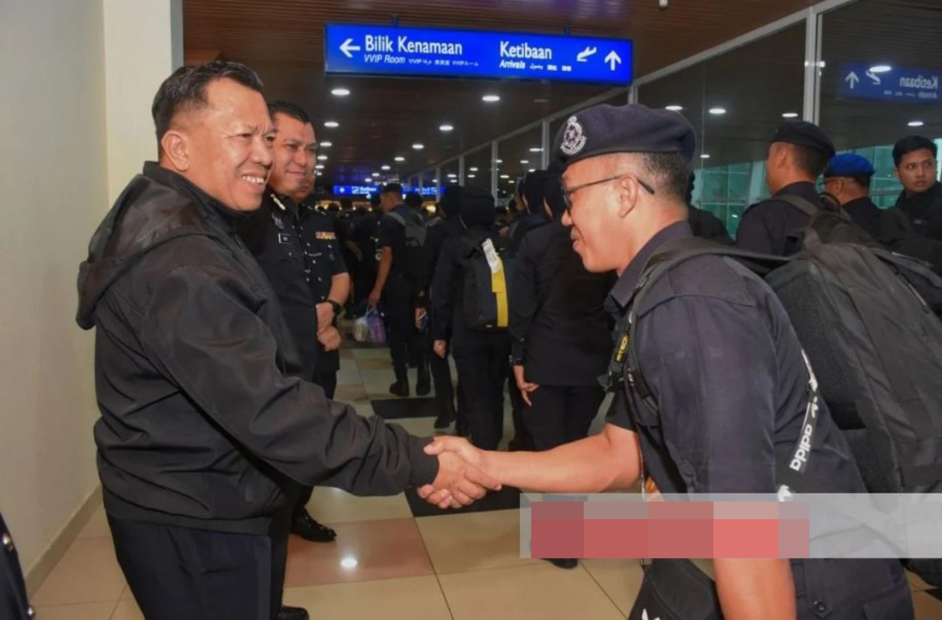 赛福里赞在第17届沙巴州选举任务结束后，迎接警员及人员归返古晋。