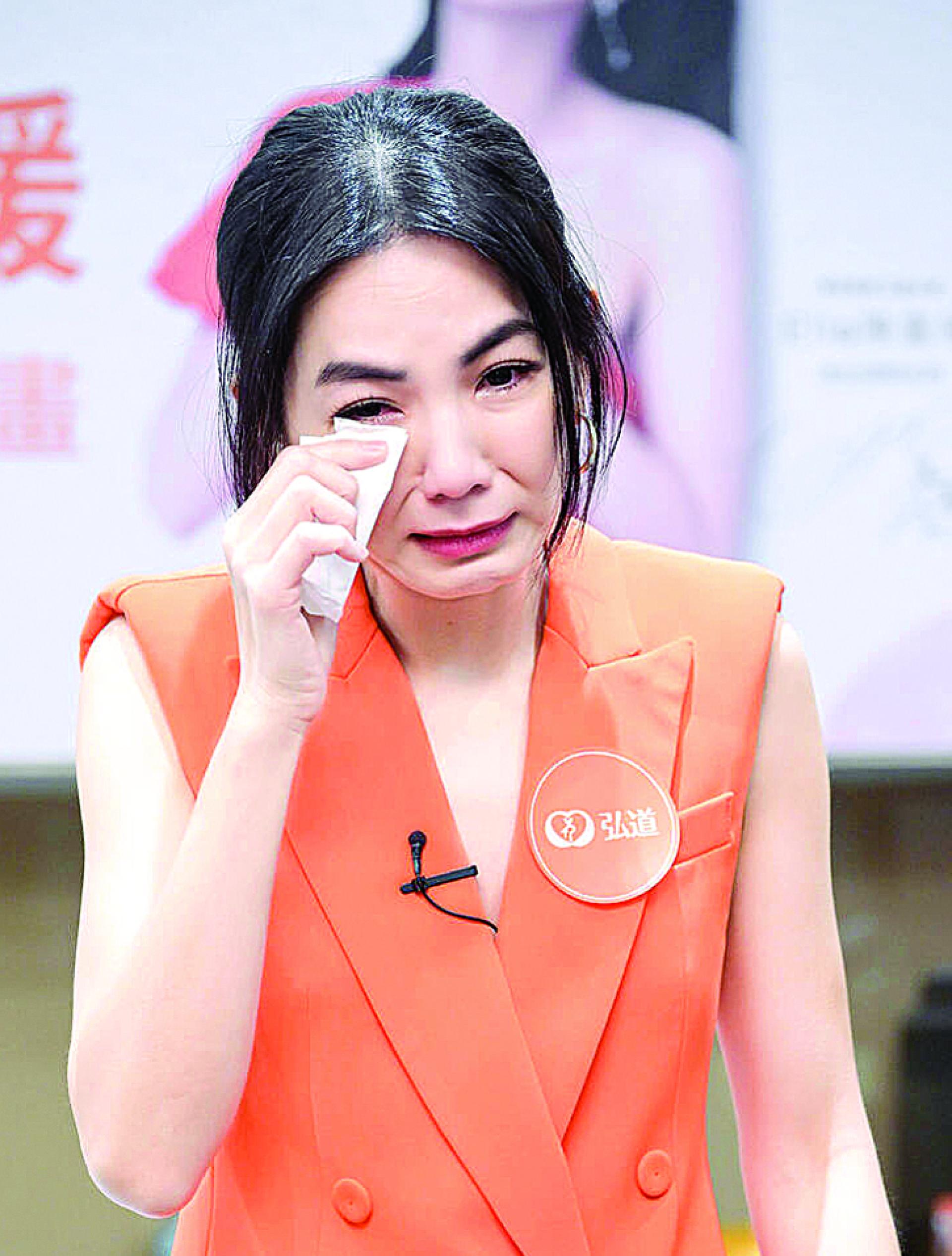Ella感性落泪。