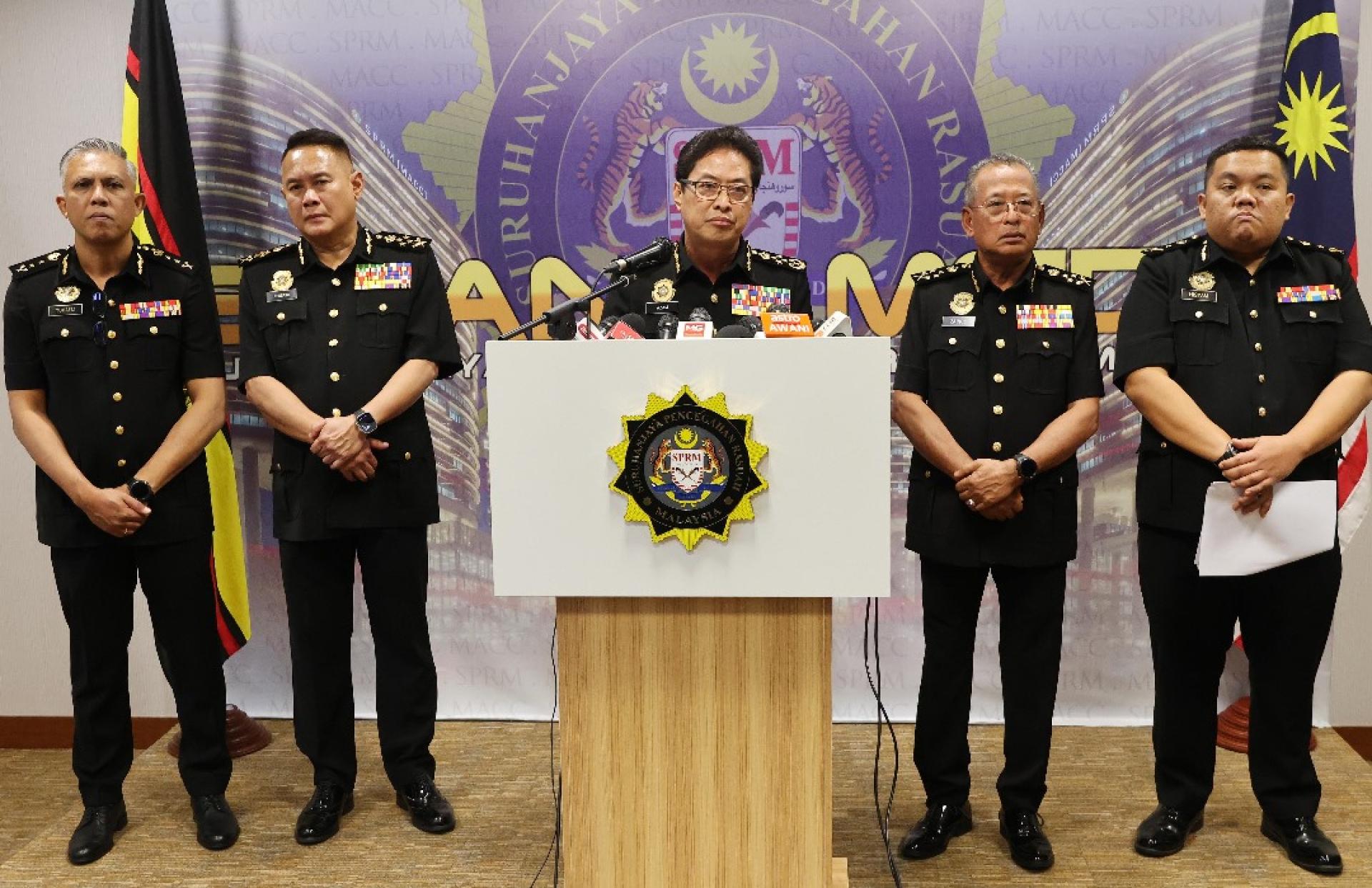 阿占巴基否认亮枪的指控，并强调反贪会是根据标准作业程序，对刁健城展开逮捕行动。
