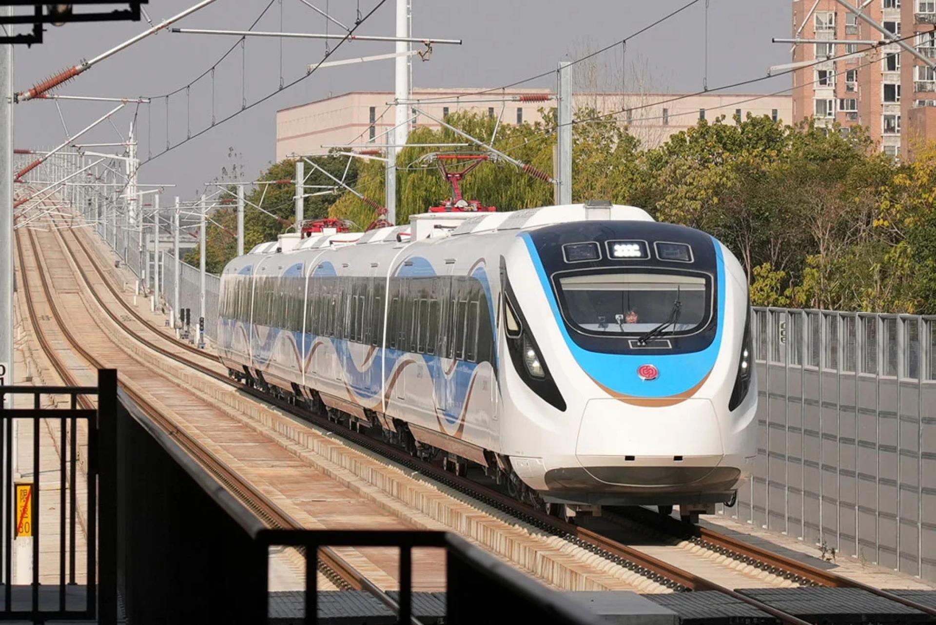 图为行驶中的上海市域线列车。（图：中新社）