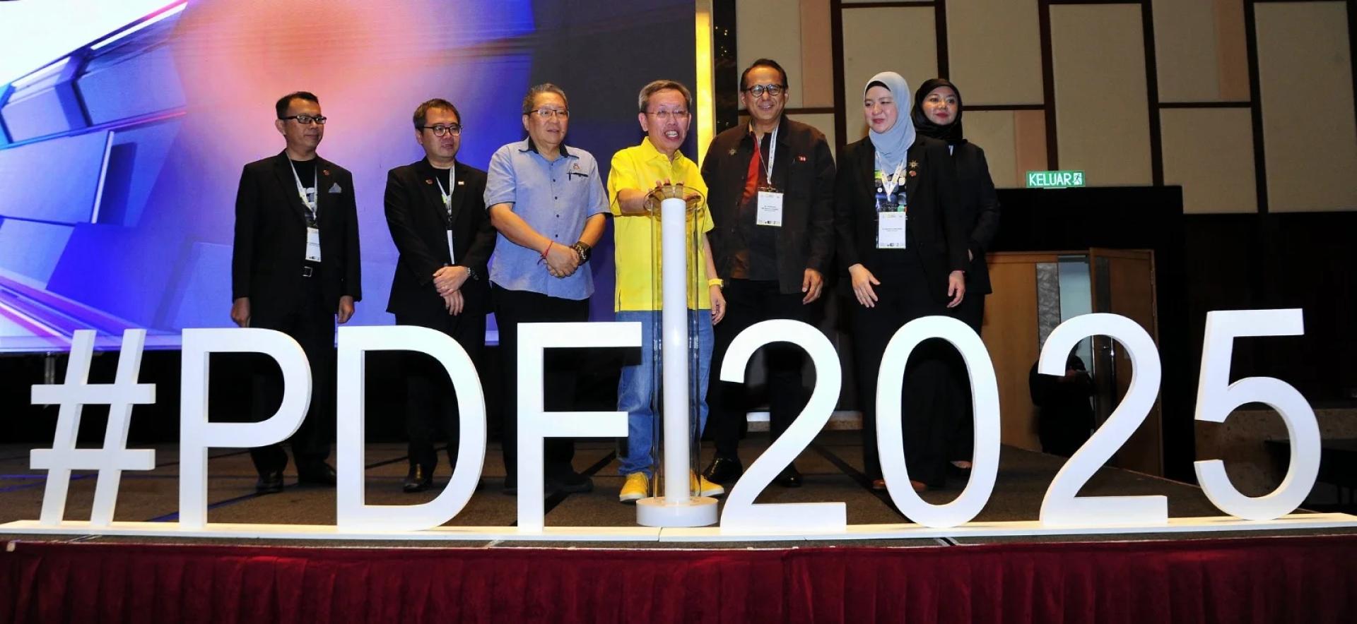 Dr. Sim (tengah) menyempurnakan simbolik perasmian Festival Reka Bentuk PAMSC 2025 sambil disaksikan yang lain.