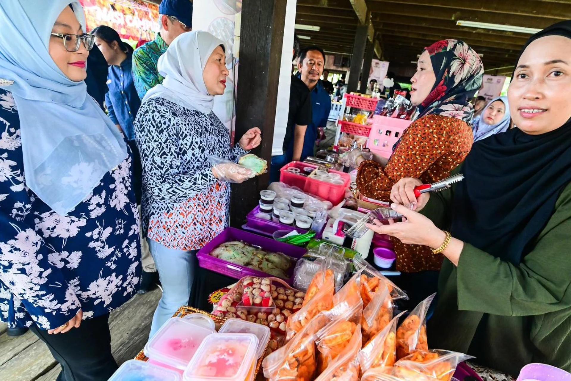 Nancy ketika melawat salah satu gerai yang ada di rumah tradisional kaum Melayu pada Festival Gastronomi Nyamai Sarawak 2025 di Kampung Budaya Sarawak.