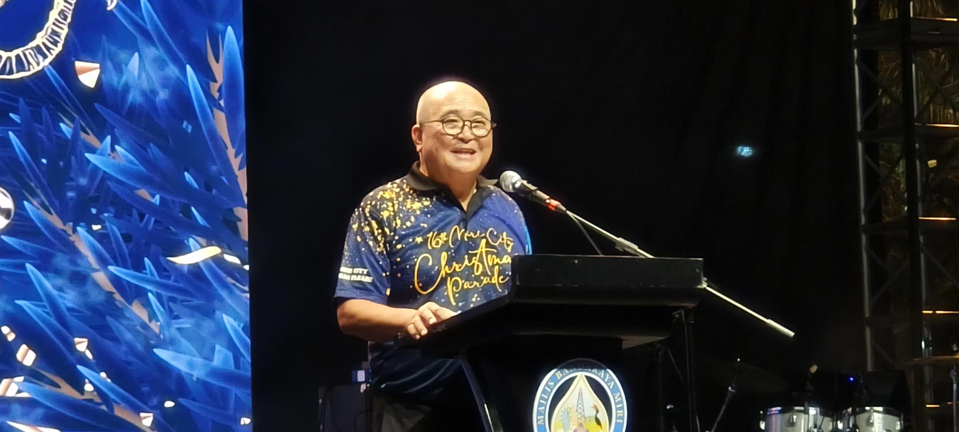 俞小珊昨晚在“2025年第16届美里市圣诞节大游行”活动上致词时摄。