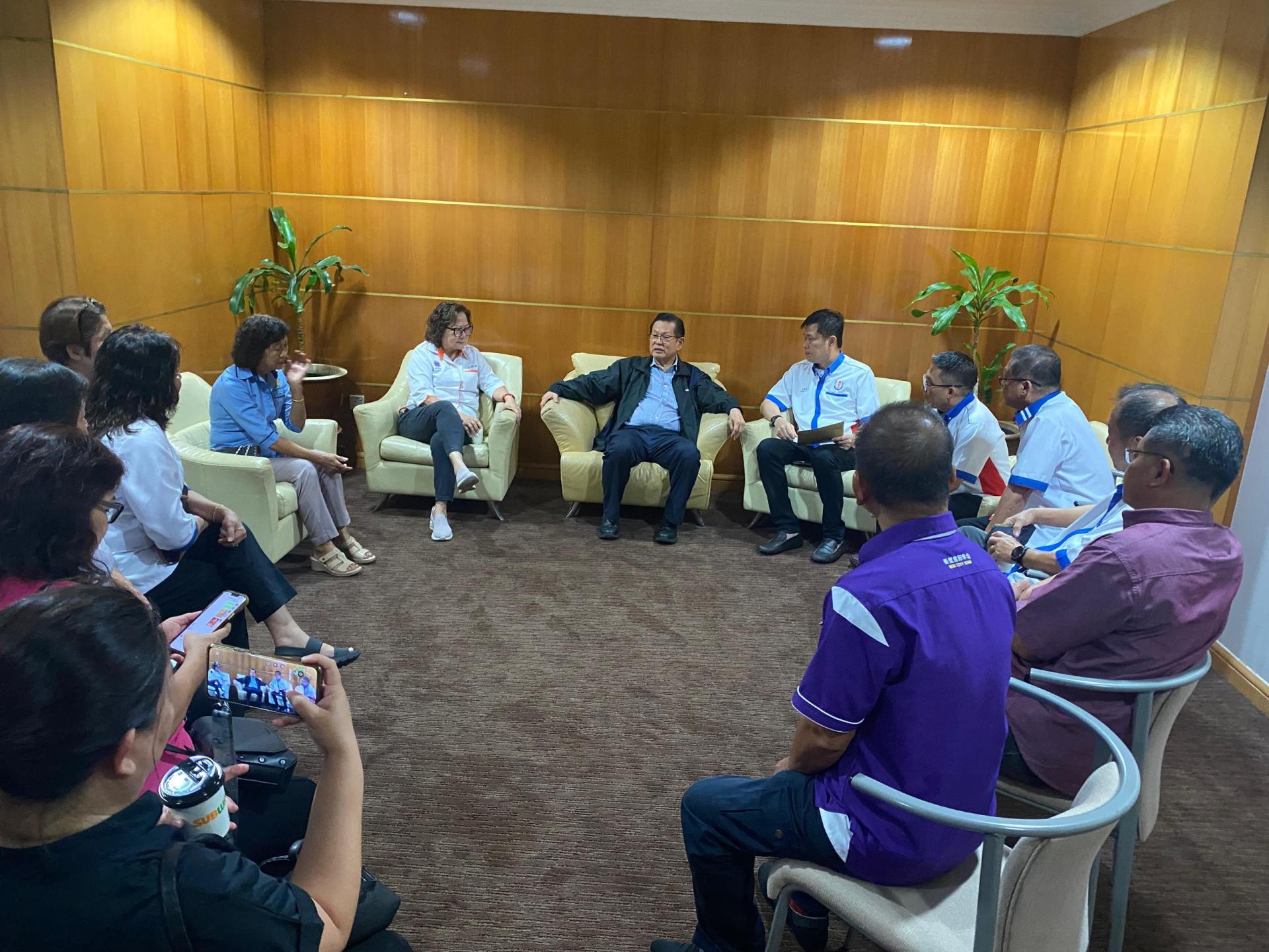 美里省华人社团联合会会长许信隆率领理事们与拿督斯里李景胜进行交流时影。