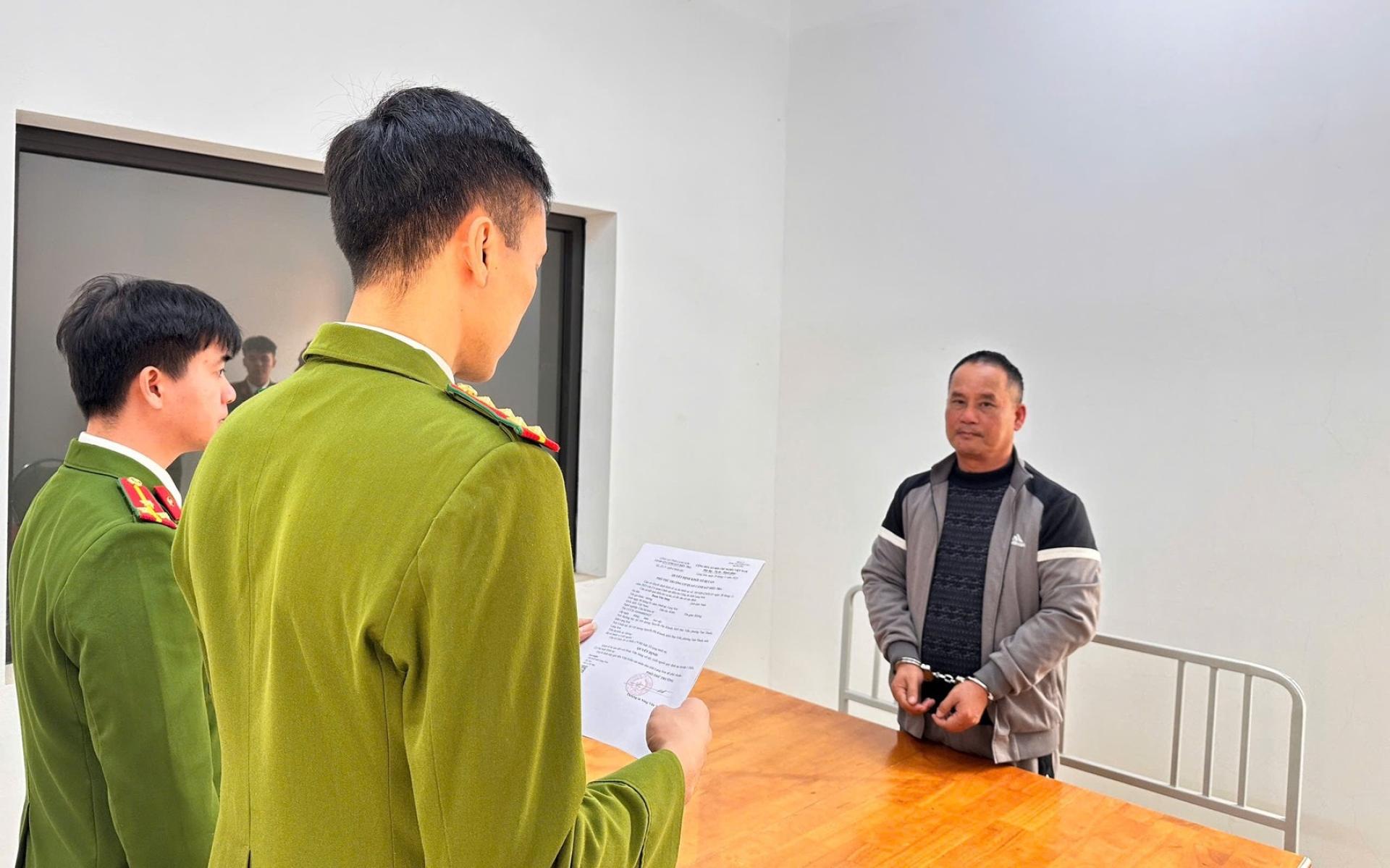 落网的嫌犯段文生，接受警方盘查。