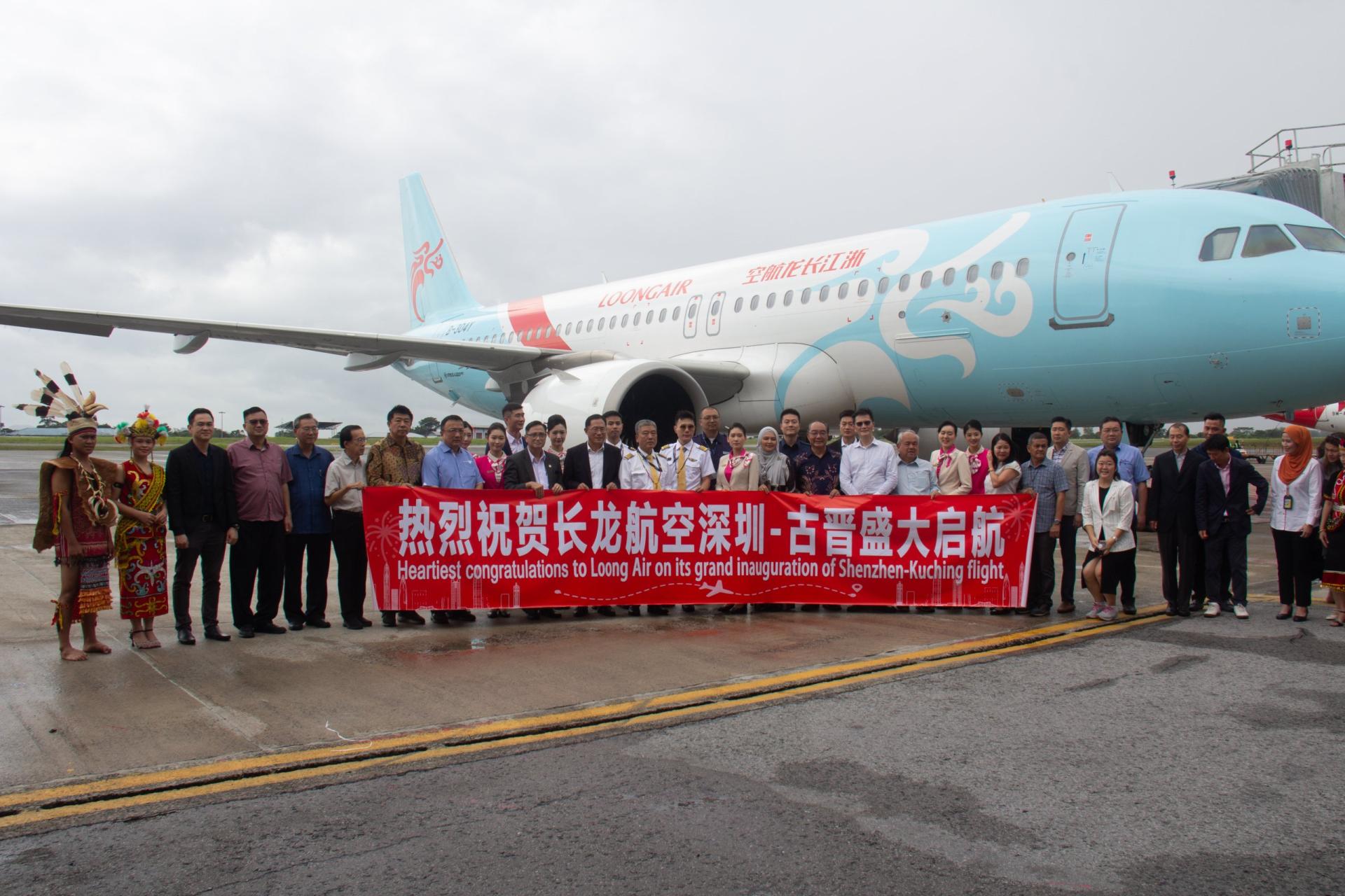 长龙航空成功开通深圳至古晋国际机场的首条直航航线，抵达时，出席嘉宾与乘客合影留念。