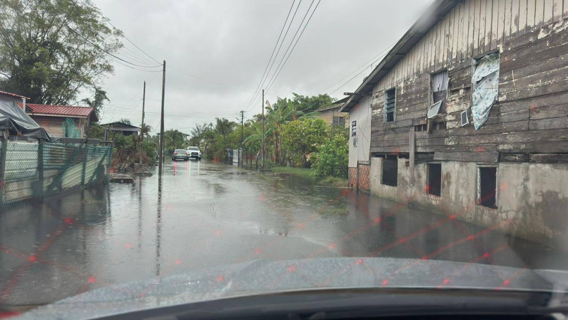 一夜暴雨导致Seline低洼地区和道路迅速积水和淹水。