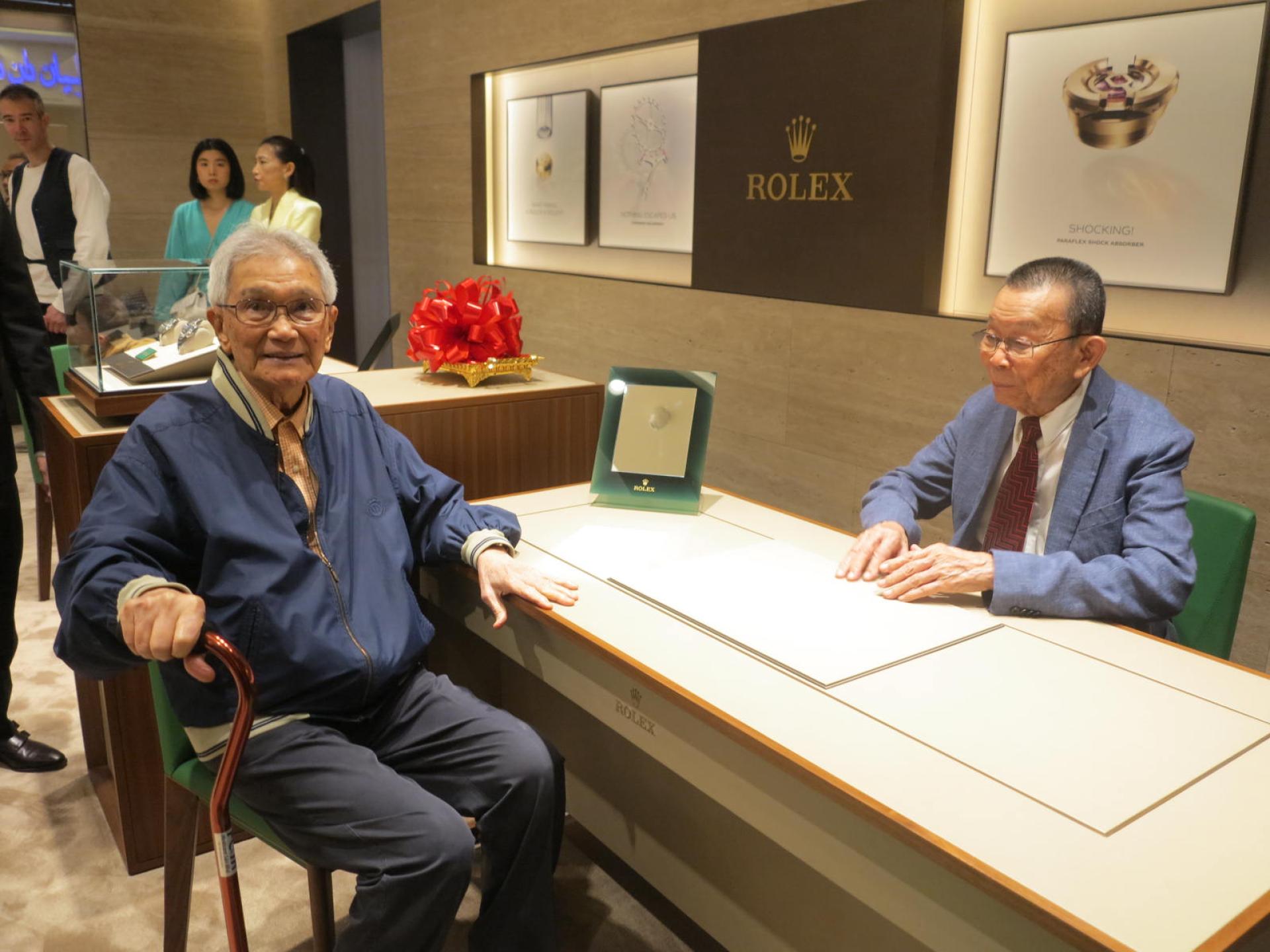 丕显伊沙与张应鸿合影