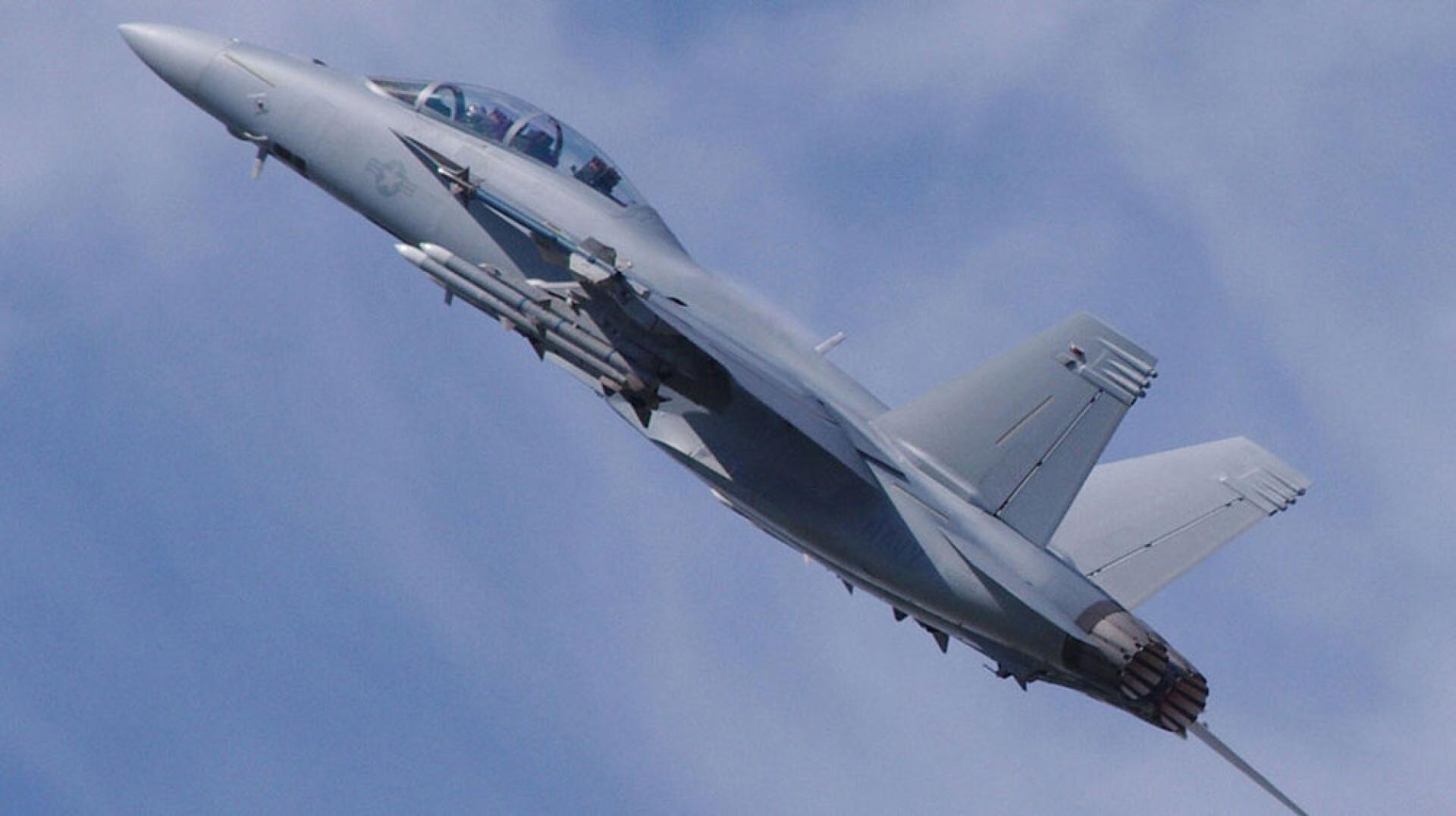 F-18战机。