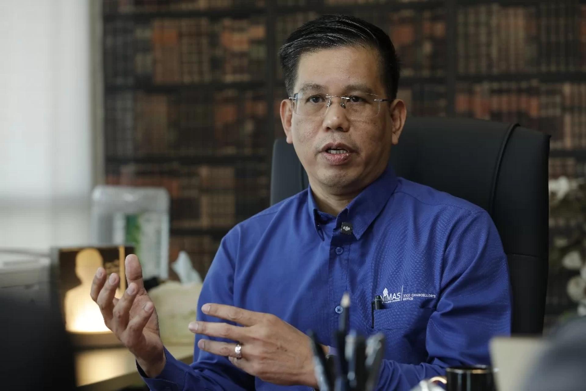 砂大校长阿末哈达拉昔教授发言时影。