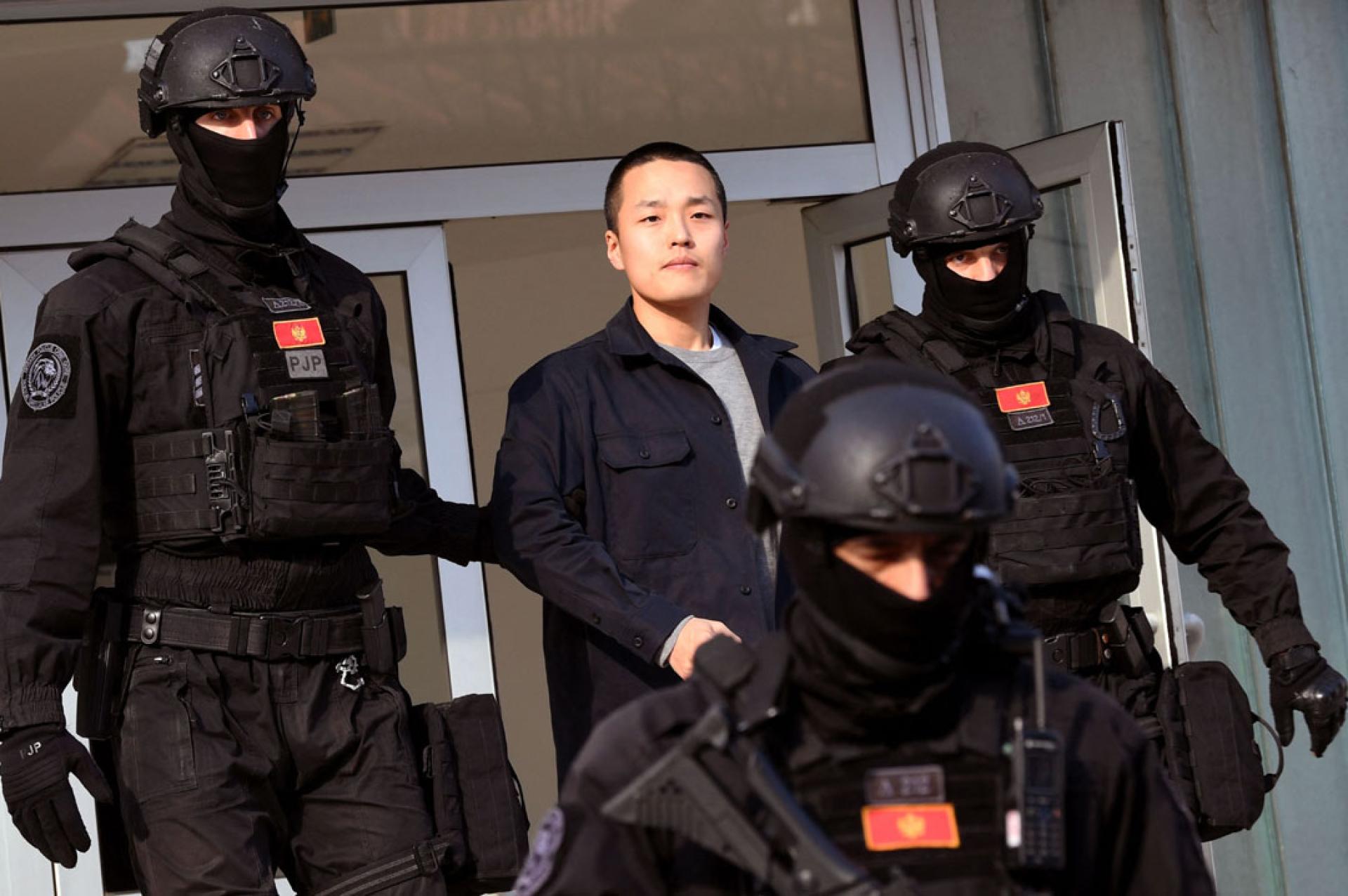 权道亨（后排中）于2023年3月在黑山首都波德戈里察机场被捕。