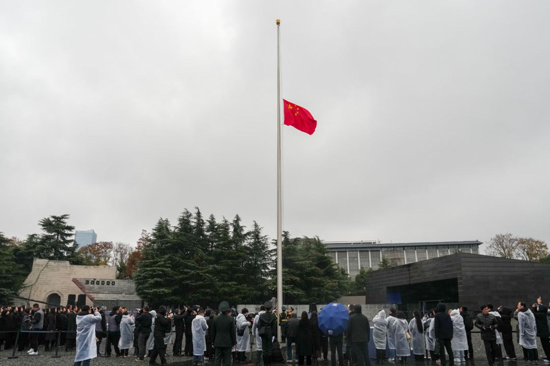 侵华日军南京大屠杀遇难同胞纪念馆13日举行升国旗和下半旗仪式。（图：新华社）