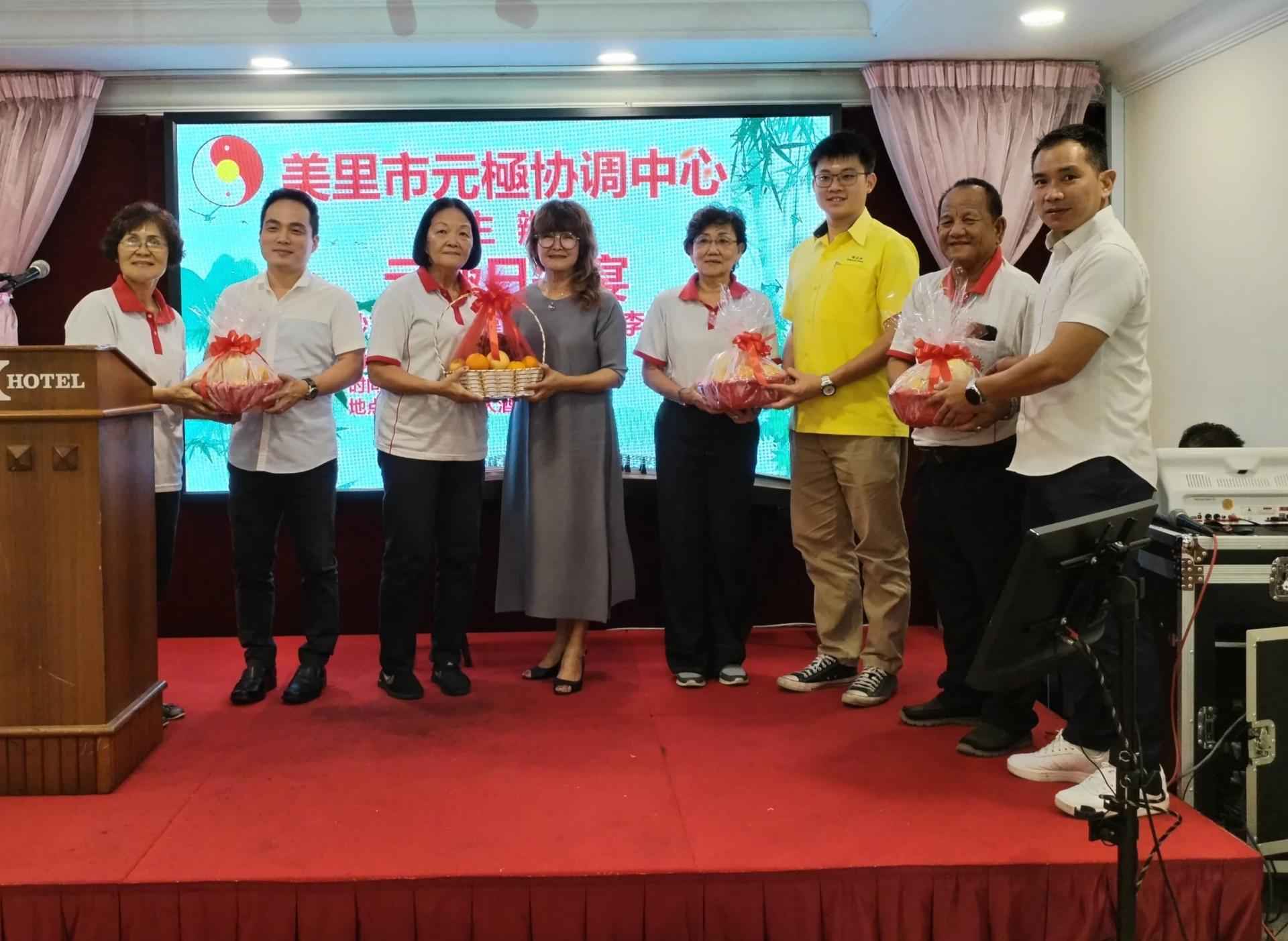 美里市元极学协调中心元极日午宴筹备会成员赠送纪念品给各嘉宾。