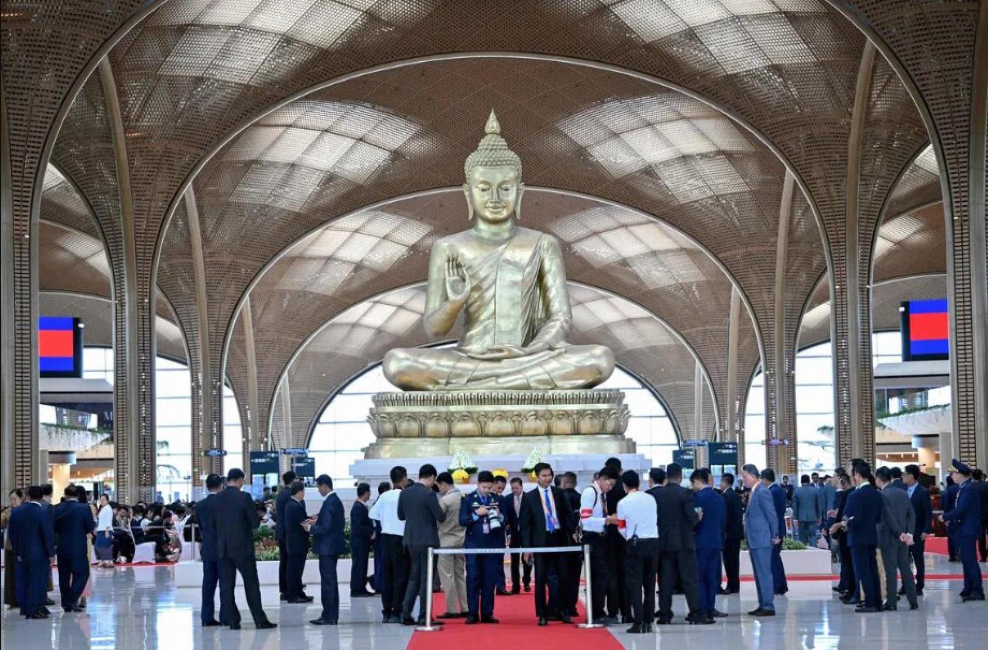 柬埔寨民航局发言人12月13日晚上说，泰国航班仍可在暹粒和金边机场正常降落。图为柬埔寨新建的金边德崇国际机场。