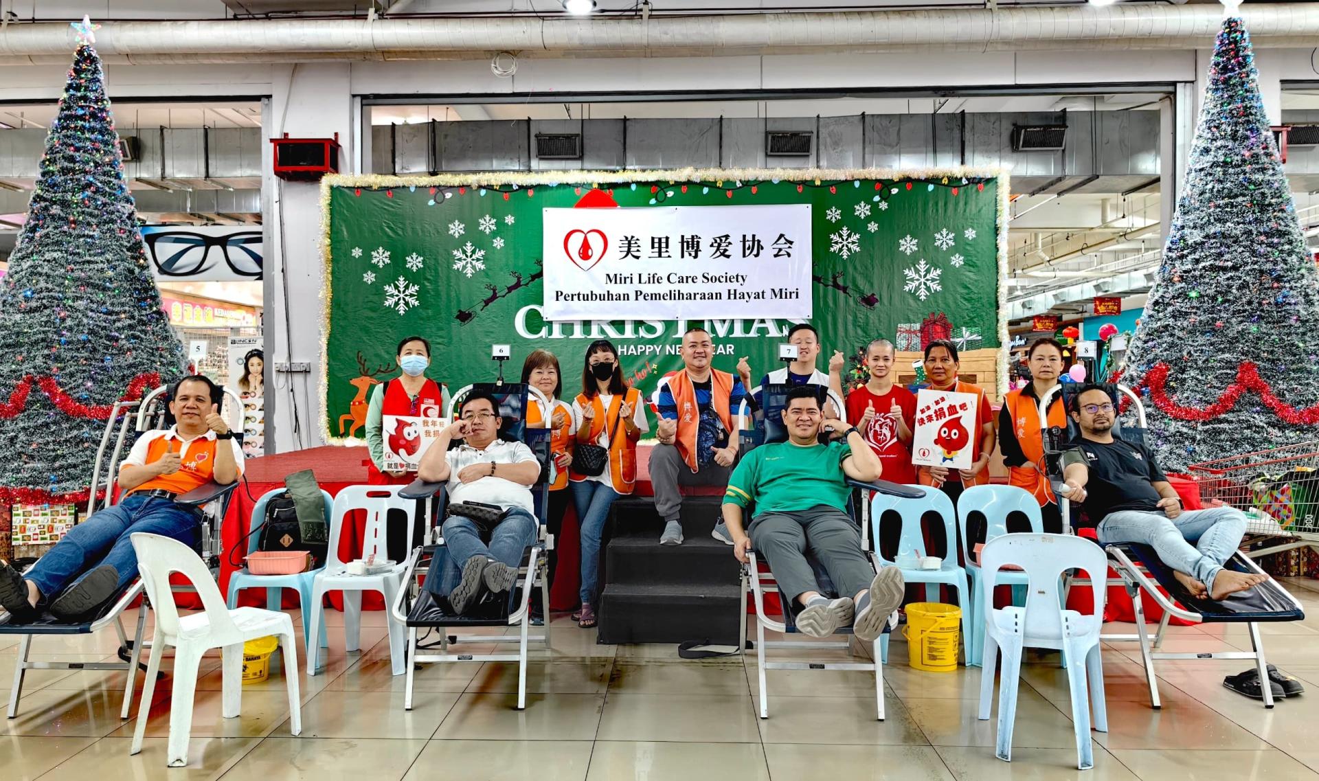 美里博爱协会一行人與熱心捐血者合影。