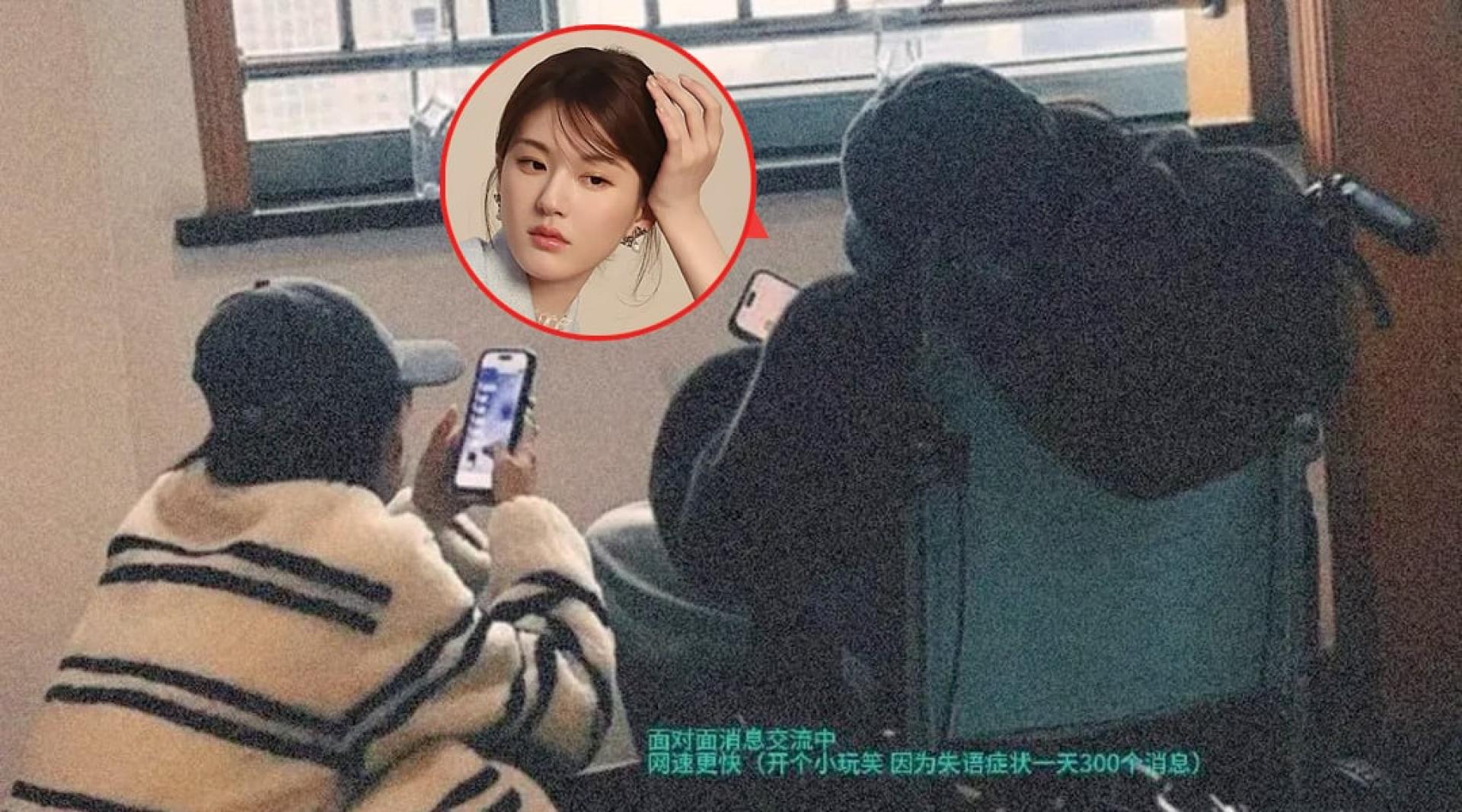 赵露思（右）瘫坐轮椅，好友魏笑蹲在她旁边，证实赵露思没办法说话，只能用通讯软体打字沟通。
